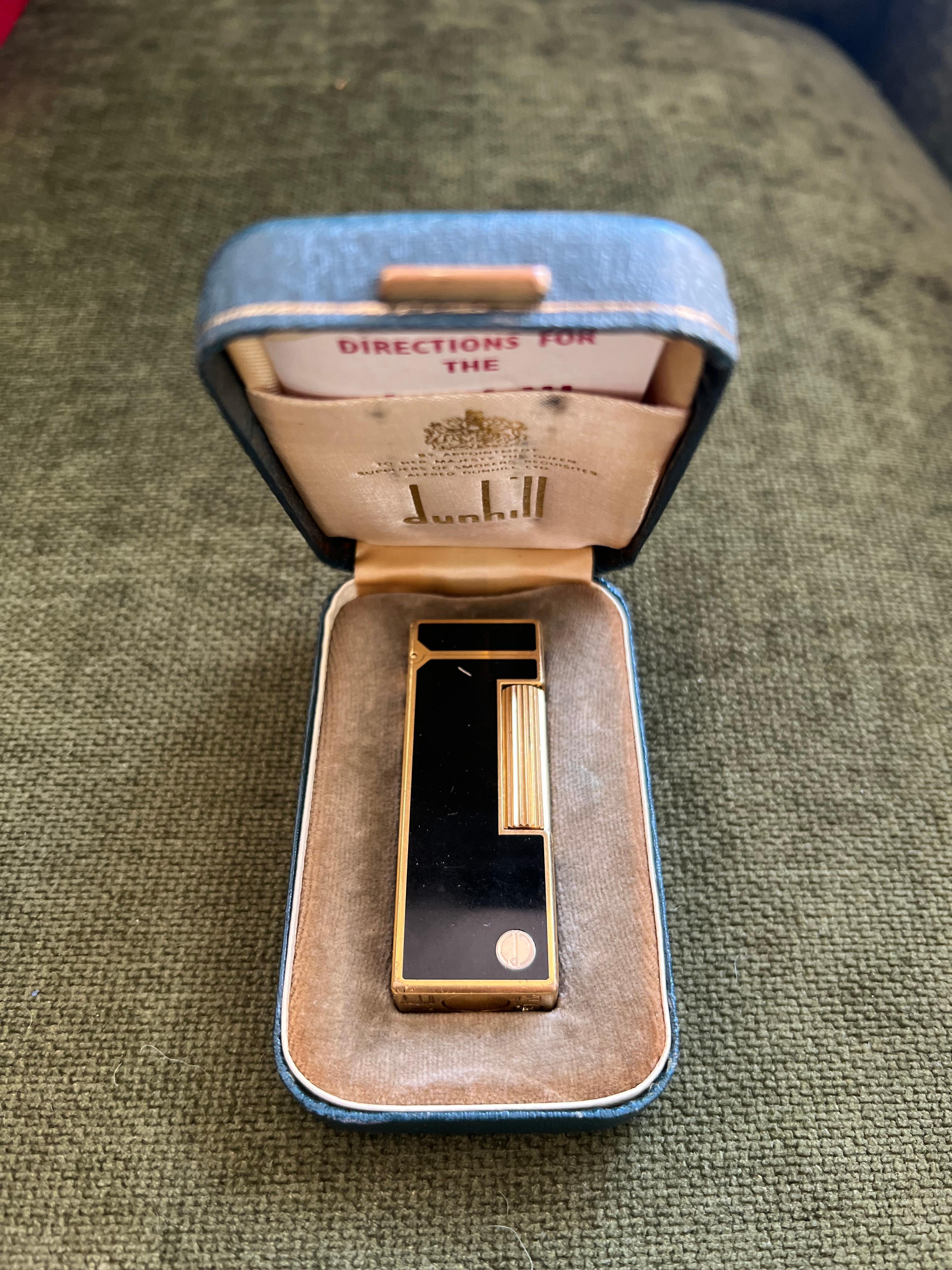Raro e iconico accendino vintage Dunhill placcato in oro e lacca nera di produzione svizzera in vendita 4