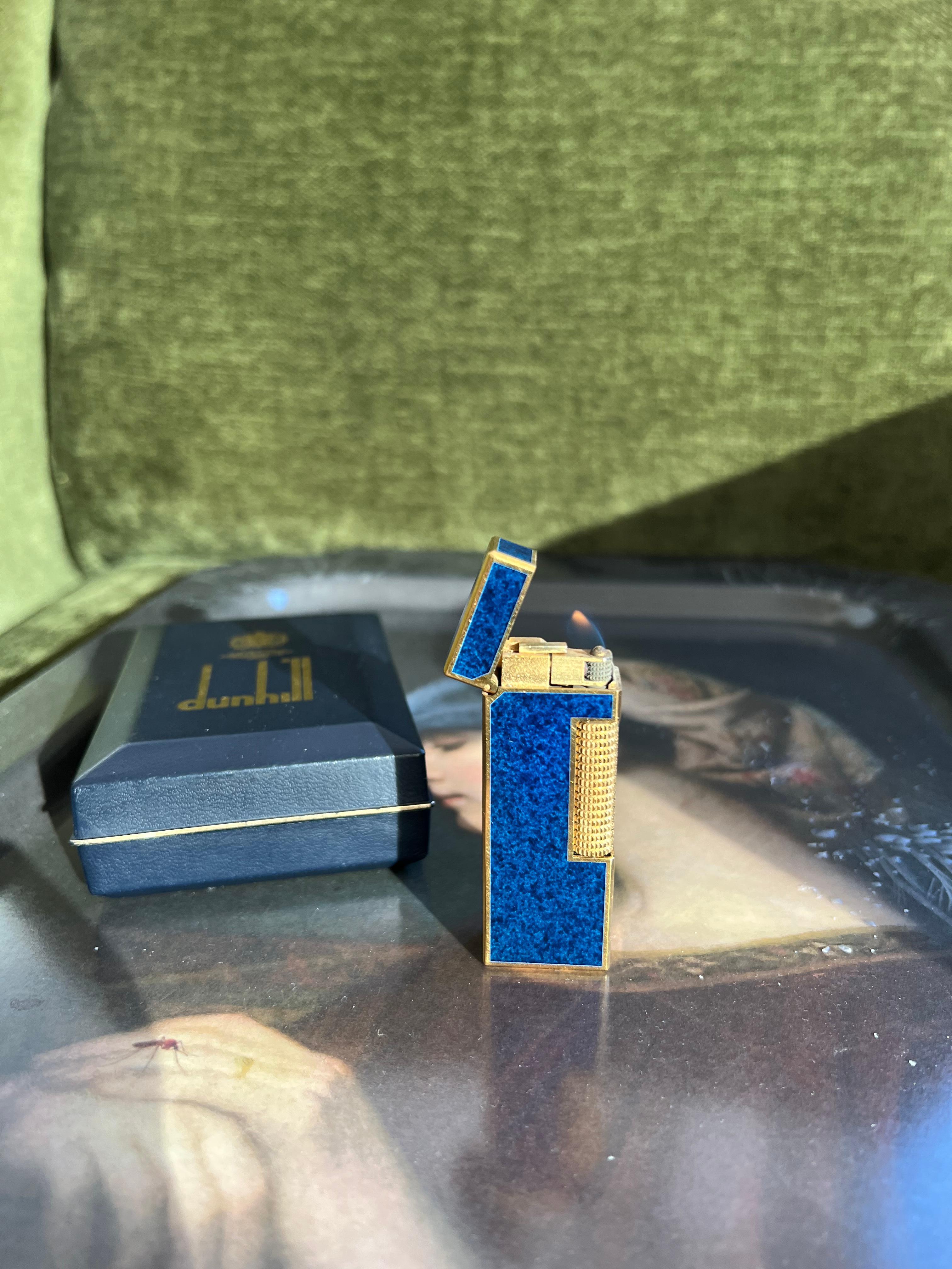 Rare et emblématique briquet Dunhill vintage en laque de marbre bleu plaqué or de fabrication suisse en vente 2