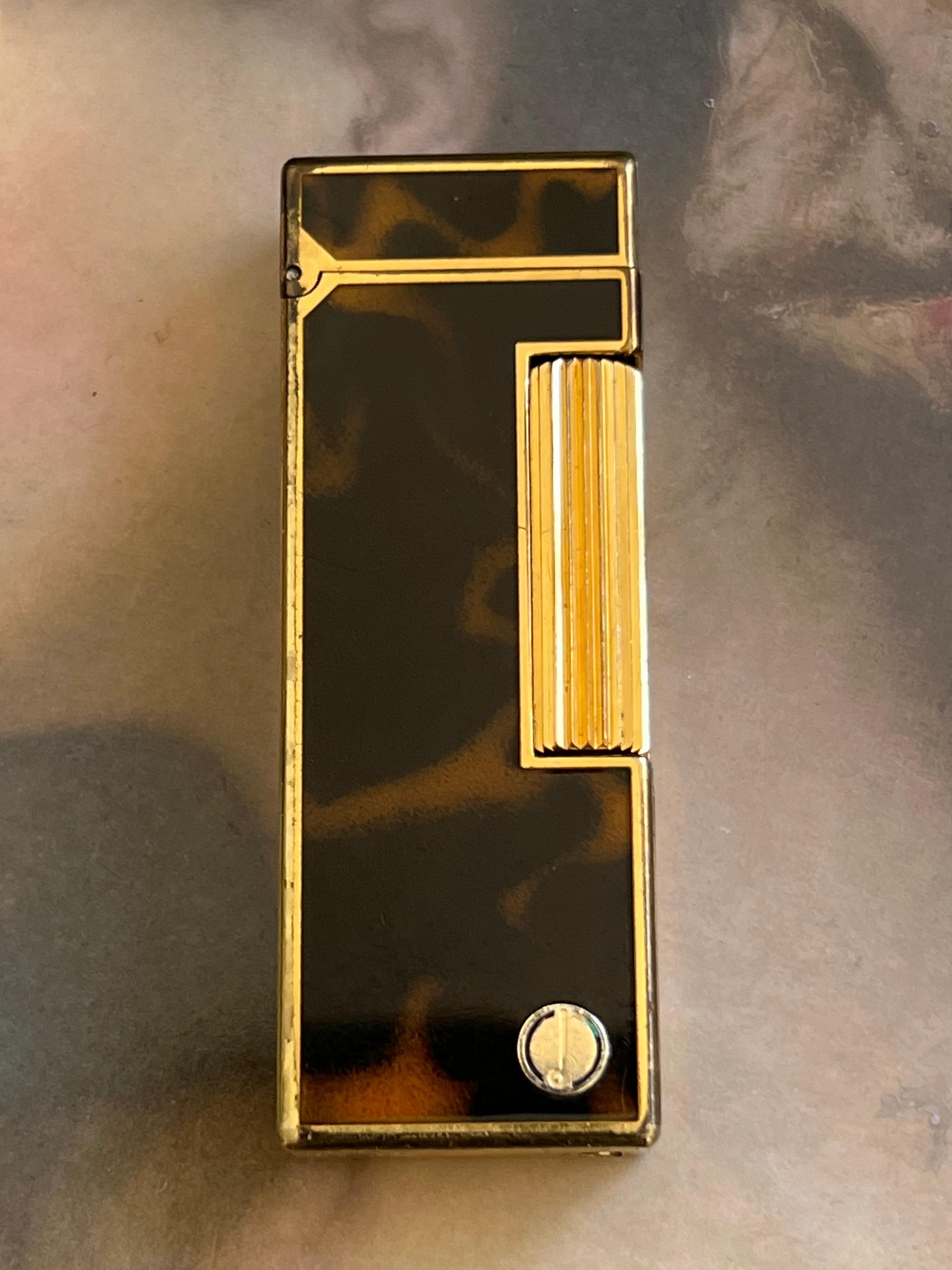 Rare Iconic Vintage Dunhill Gold Plated Dark Cognac Lacquer Swiss Made Lighter In Excellent Condition In New York, NY