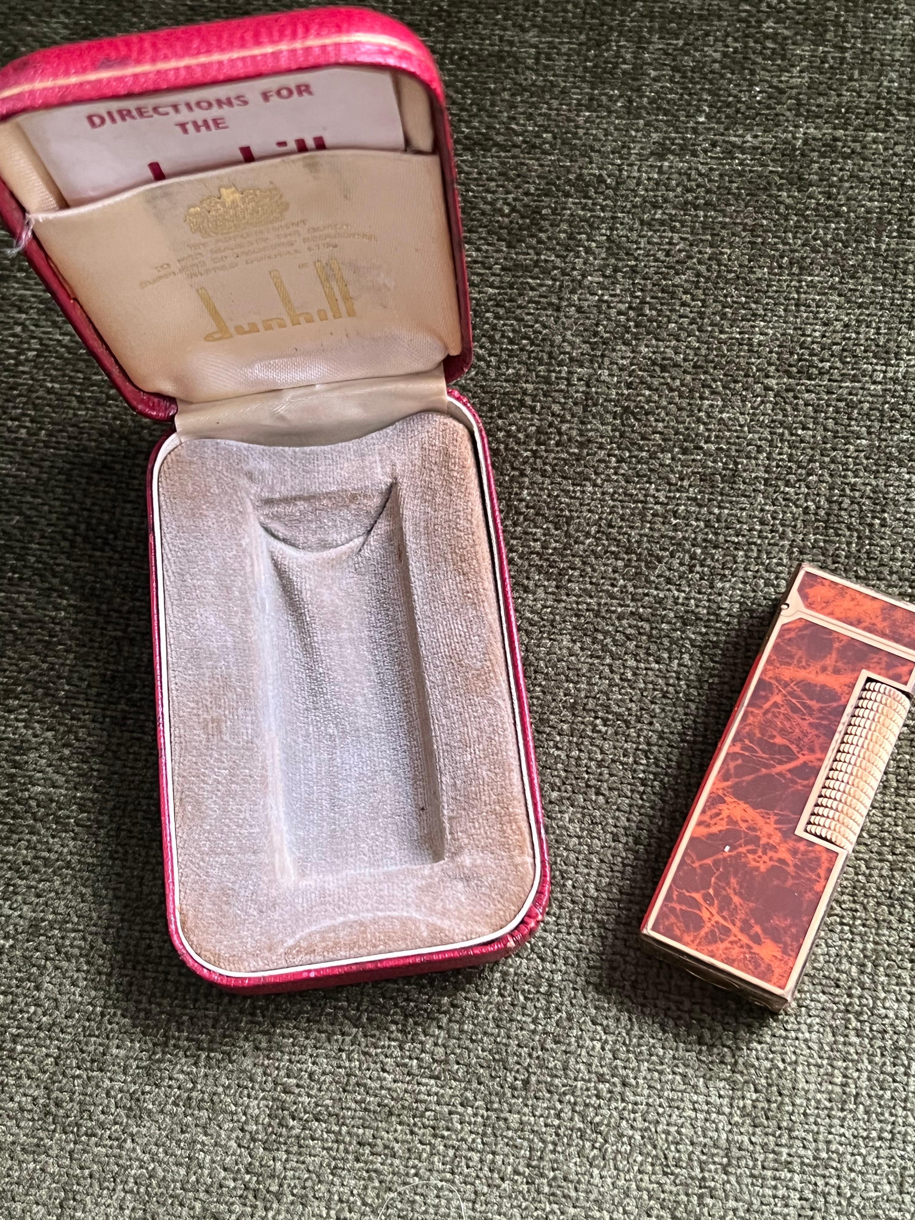 Raro e iconico accendino vintage Dunhill placcato in oro e lacca cognac di fabbricazione svizzera in vendita 5