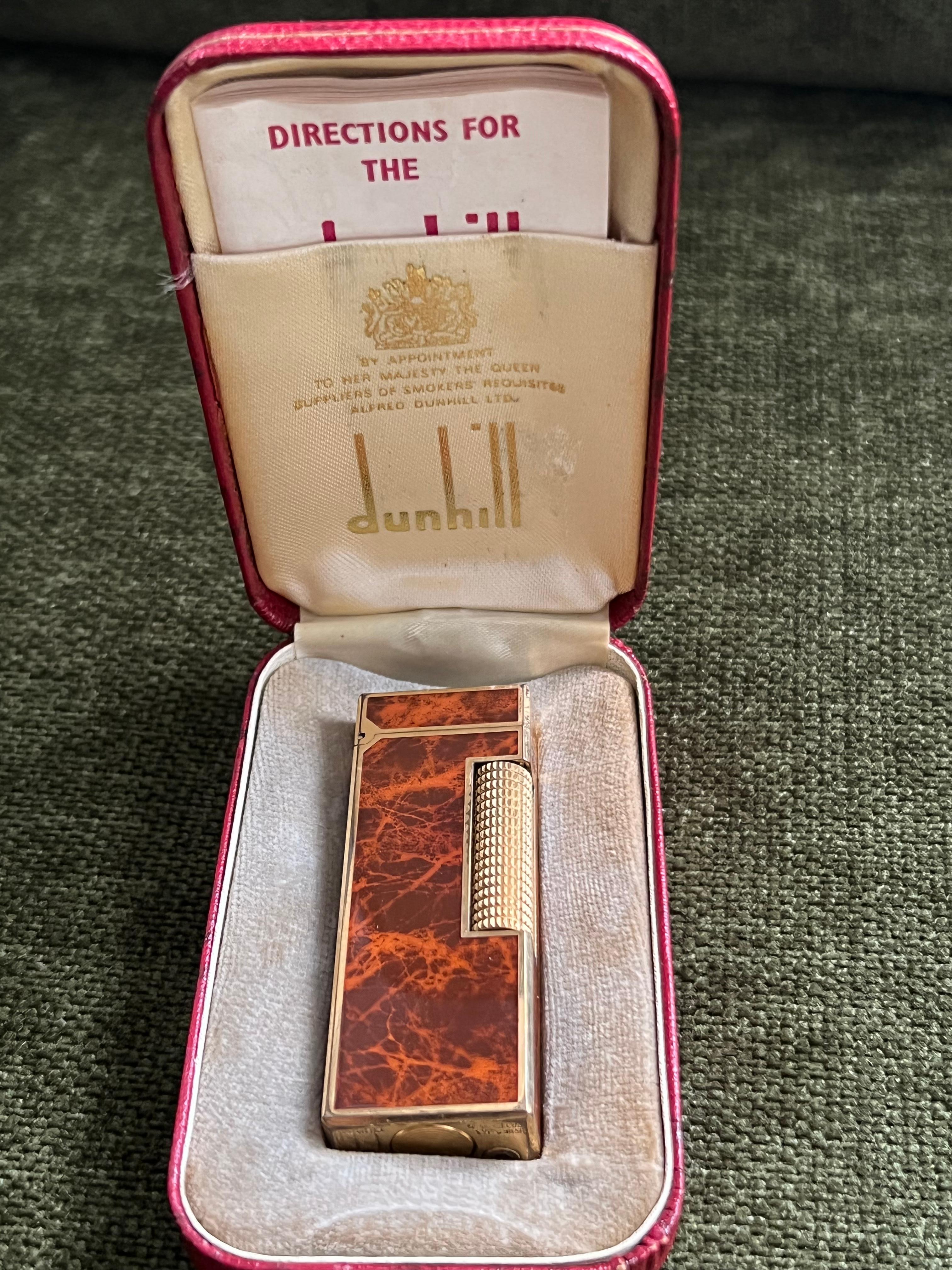 Raro e iconico accendino vintage Dunhill placcato in oro e lacca cognac di fabbricazione svizzera In condizioni ottime in vendita a New York, NY