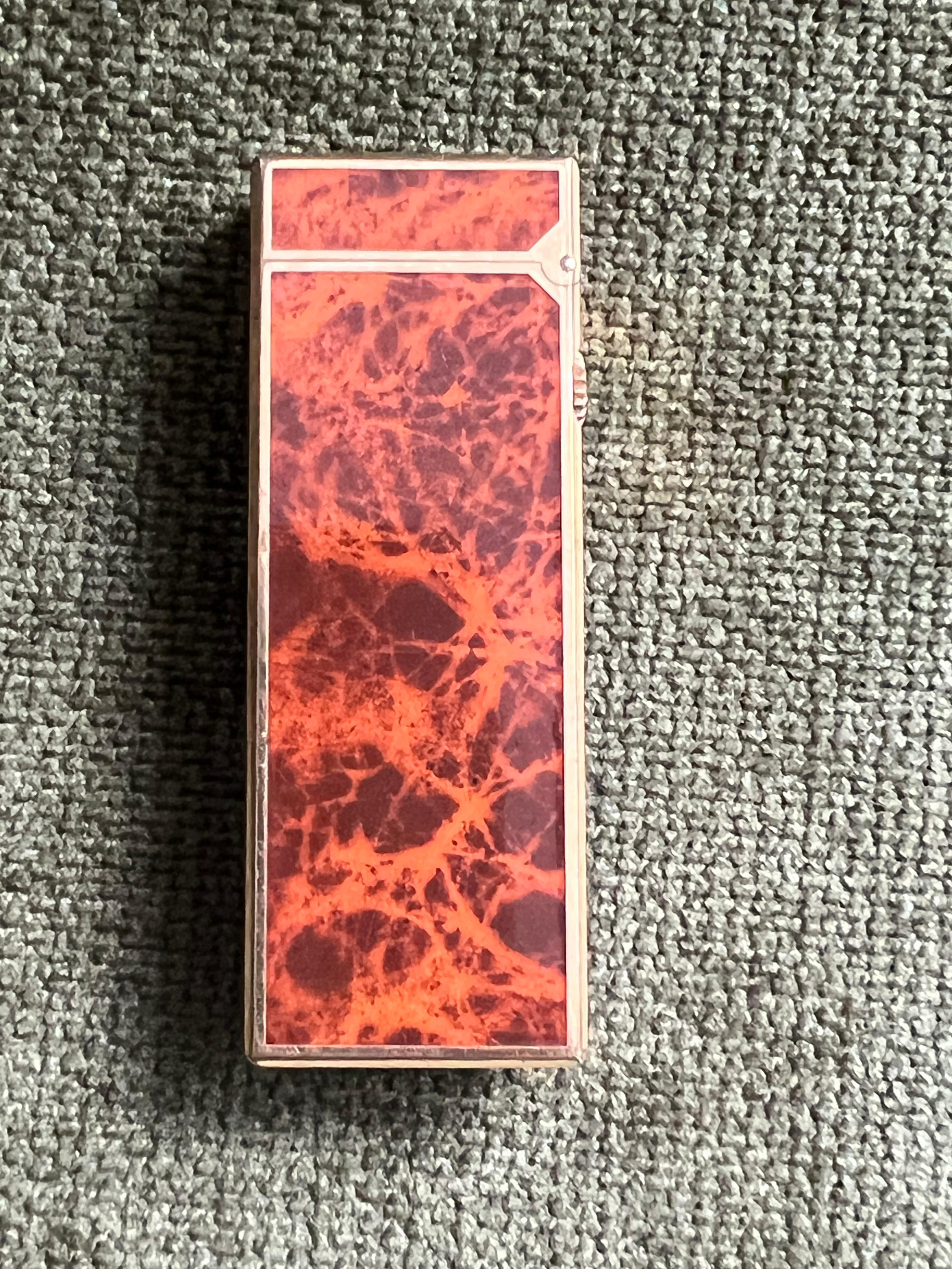 Raro e iconico accendino vintage Dunhill placcato in oro e lacca cognac di fabbricazione svizzera in vendita 1