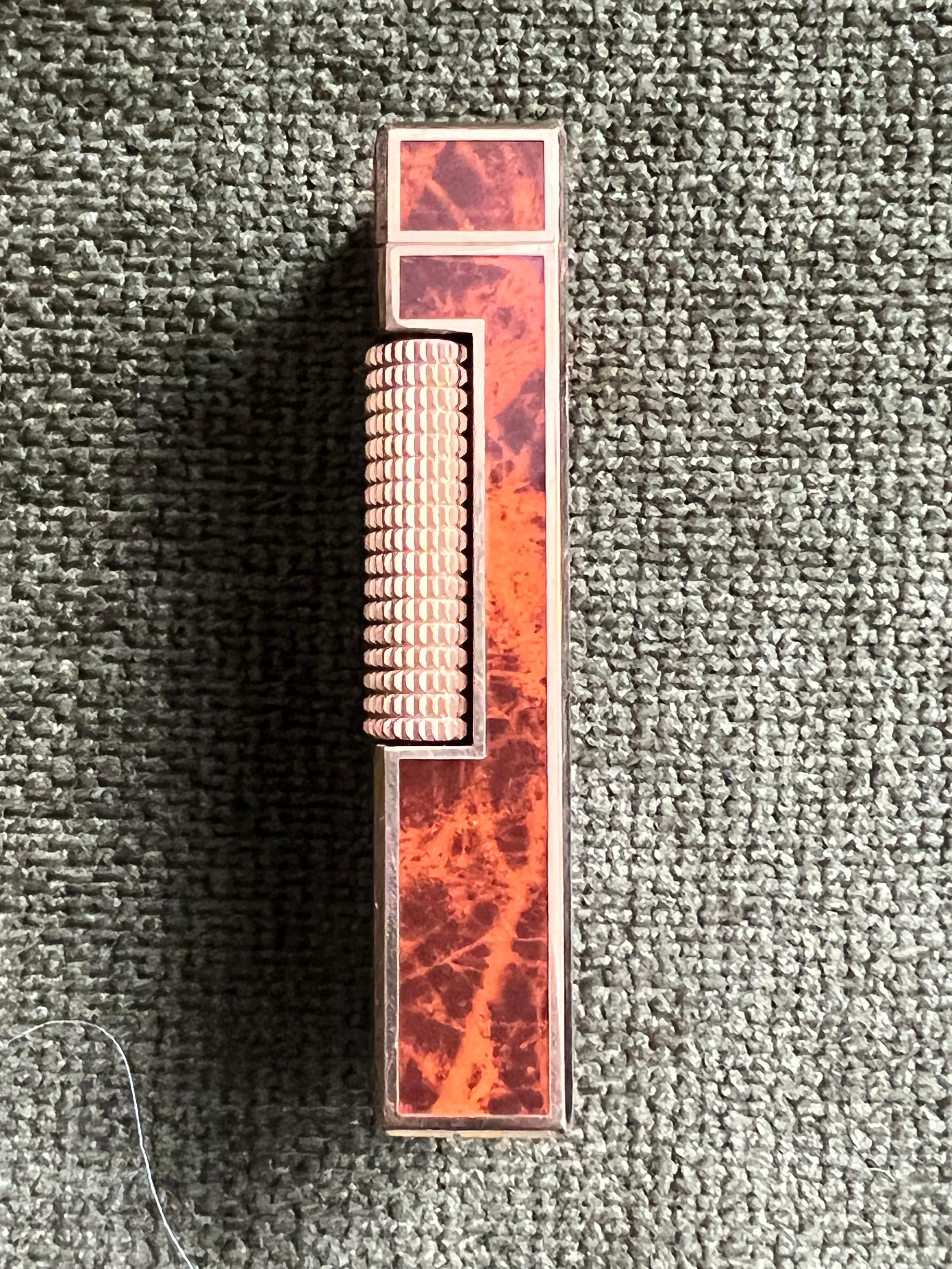Raro e iconico accendino vintage Dunhill placcato in oro e lacca cognac di fabbricazione svizzera in vendita 2