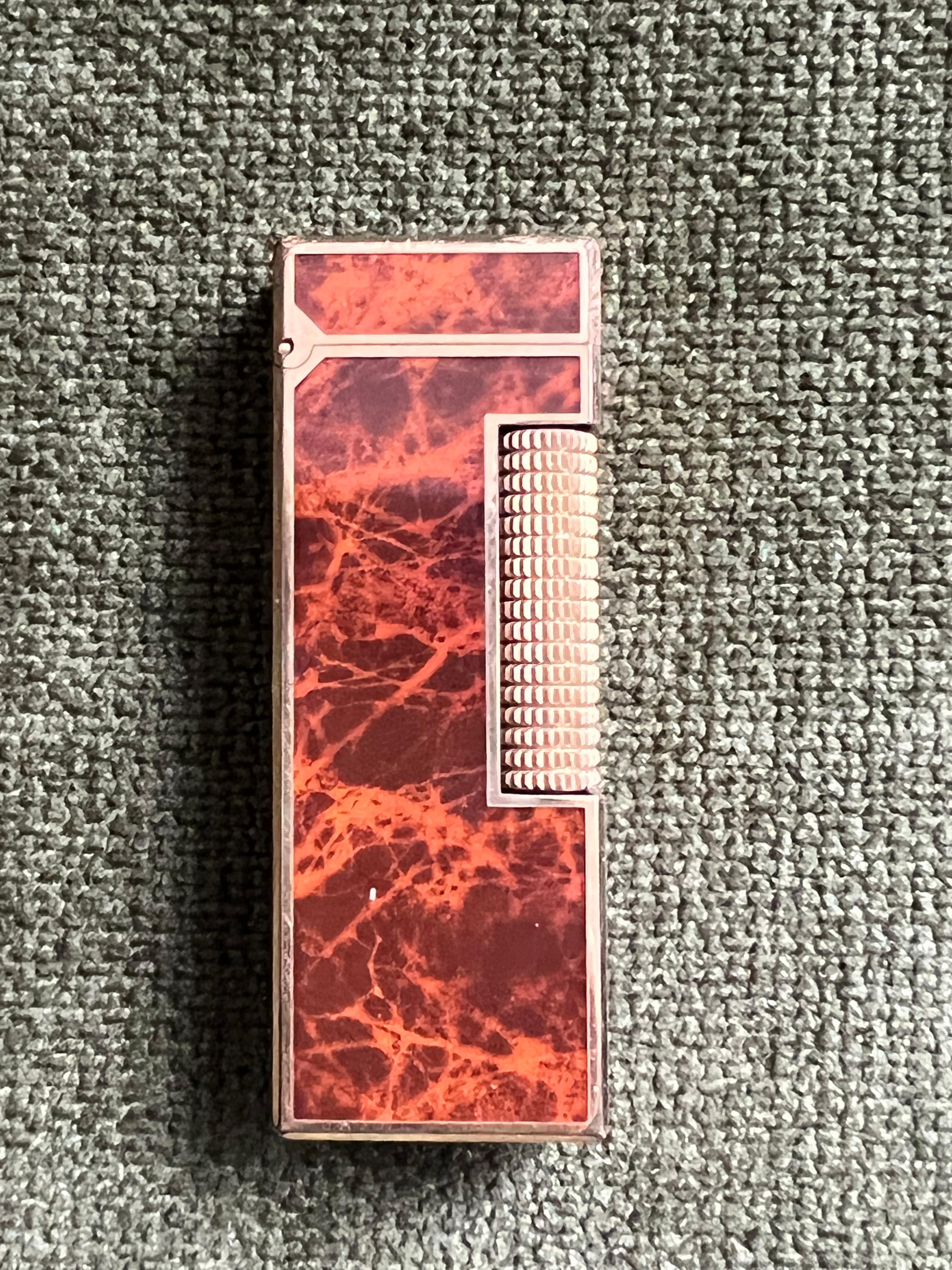 Raro e iconico accendino vintage Dunhill placcato in oro e lacca cognac di fabbricazione svizzera in vendita 3