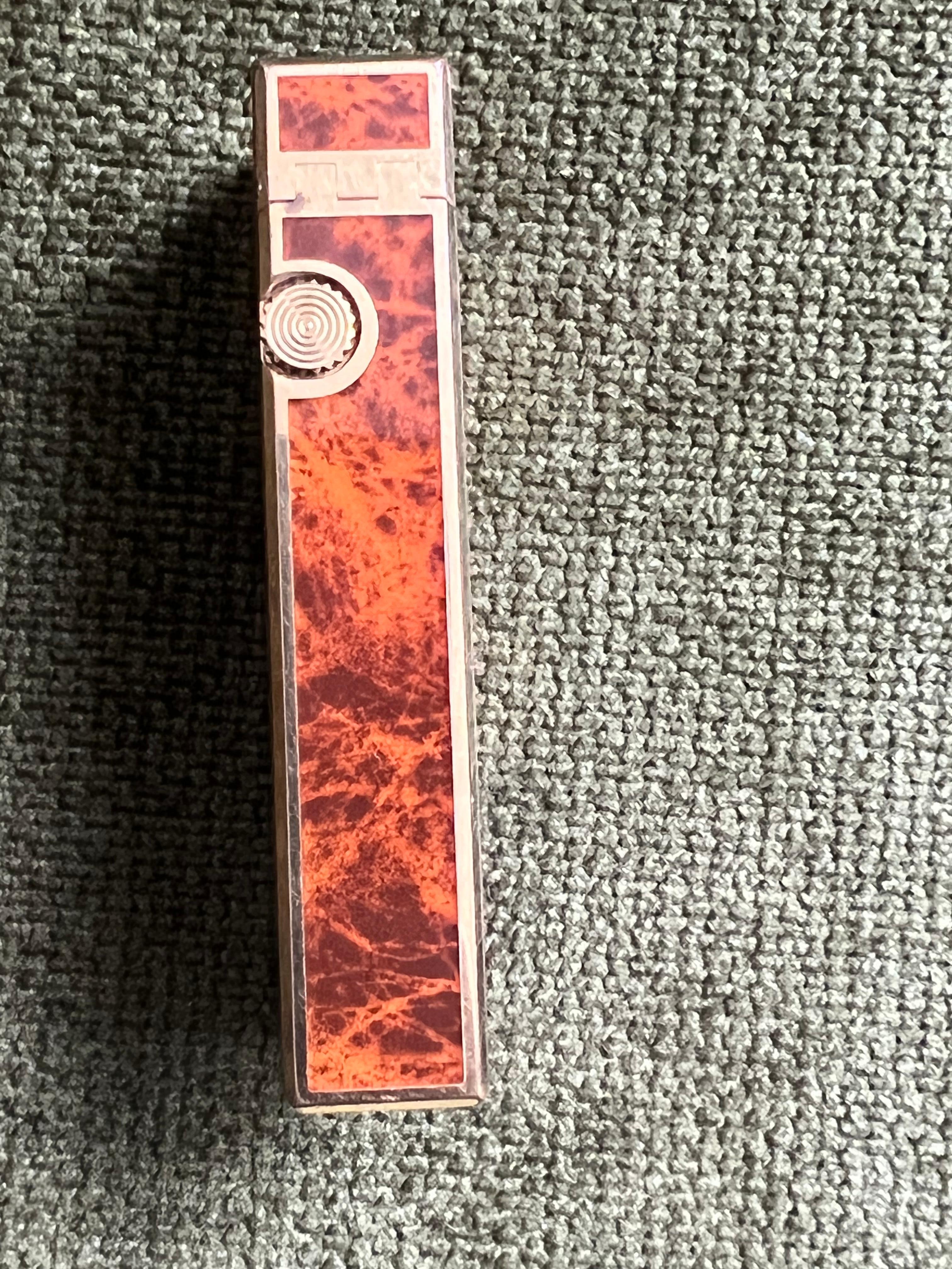 Raro e iconico accendino vintage Dunhill placcato in oro e lacca cognac di fabbricazione svizzera in vendita 4