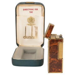 Rare et emblématique briquet vintage Dunhill en plaqué or et laque cognac de fabrication suisse