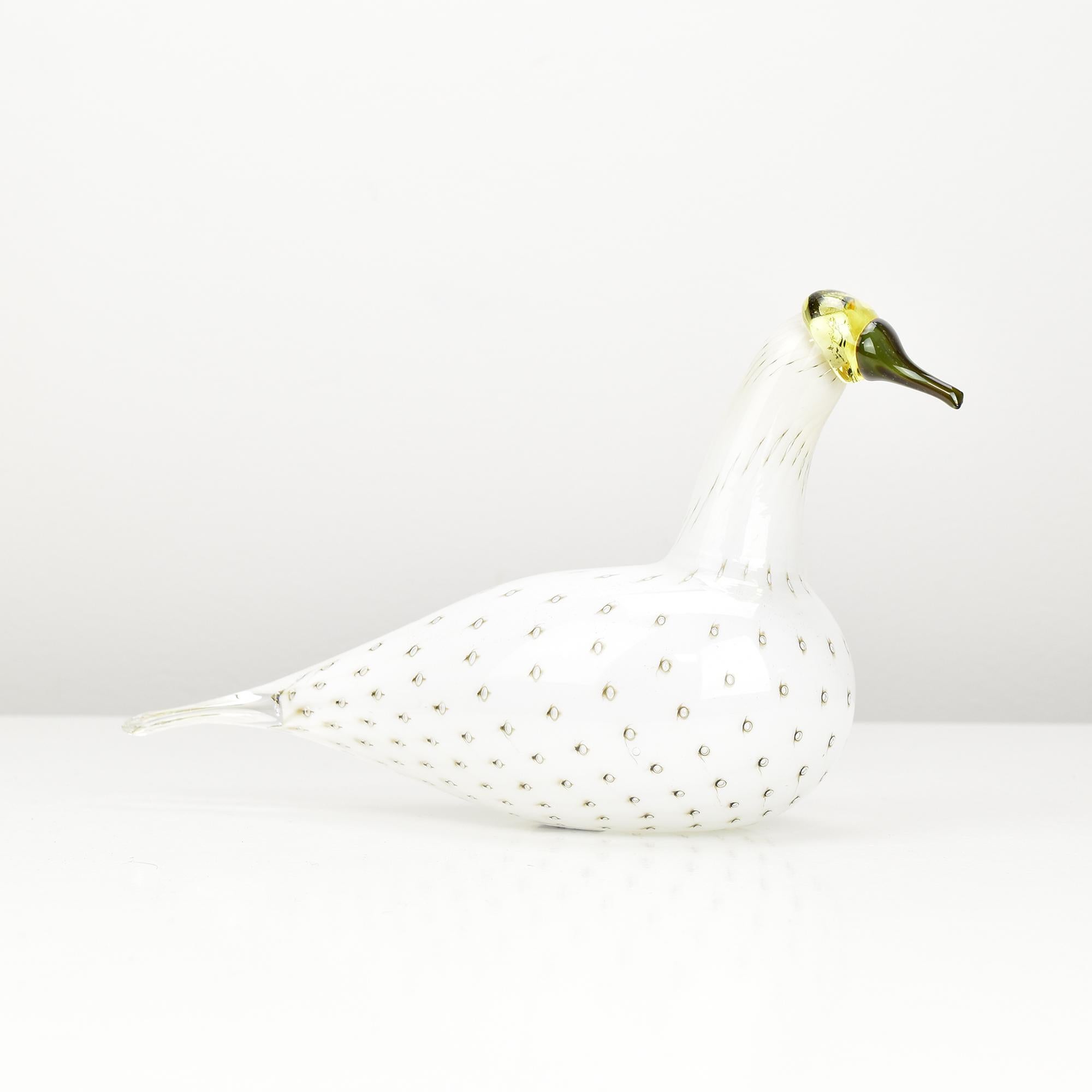 Este impresionante pájaro coleccionable de cristal Alaskan Loon es una obra maestra creada por Iittala de Finlandia. Pertenece a la renombrada colección Birds by Oiva Toikka, producida específicamente para el Finn Fest 2009 como edición especial de