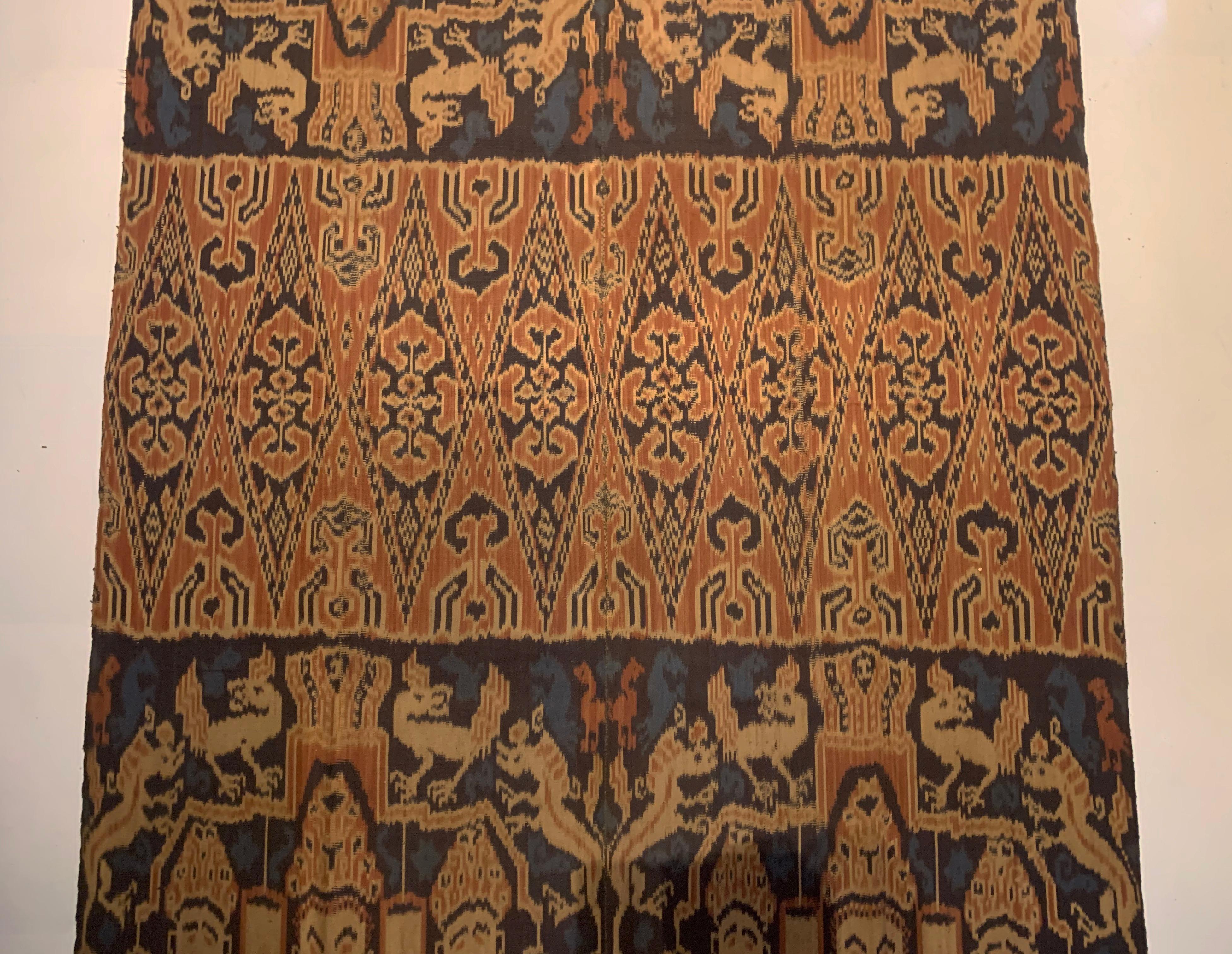 Seltenes Ikat-Textil aus der Insel Sumba mit atemberaubenden Stammesmotiven, Indonesien  (Handgewebt) im Angebot