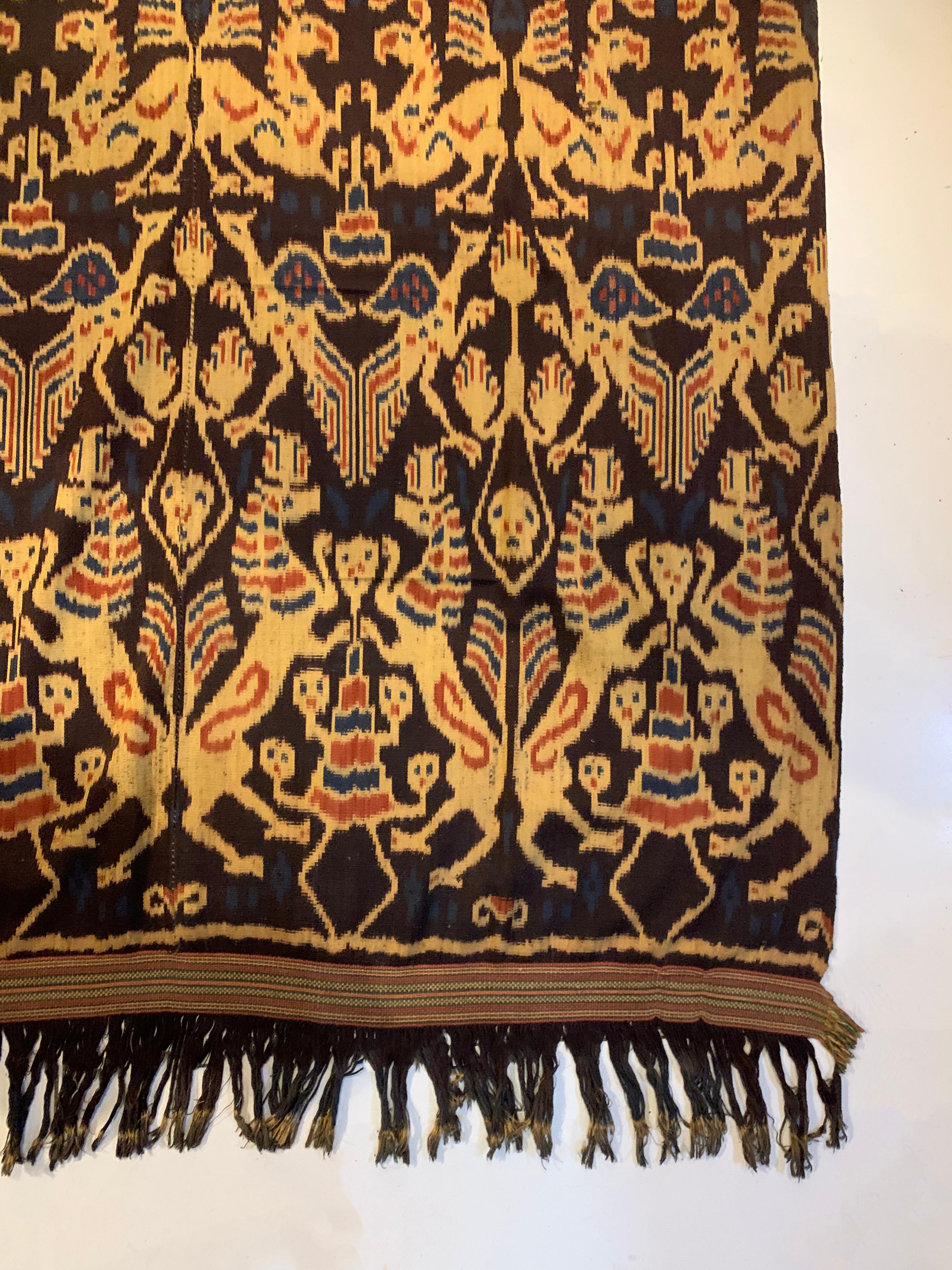 Seltenes Ikat-Textil von Sumba-Insel mit atemberaubenden Stammesmotiven, Indonesien  (Handgewebt) im Angebot