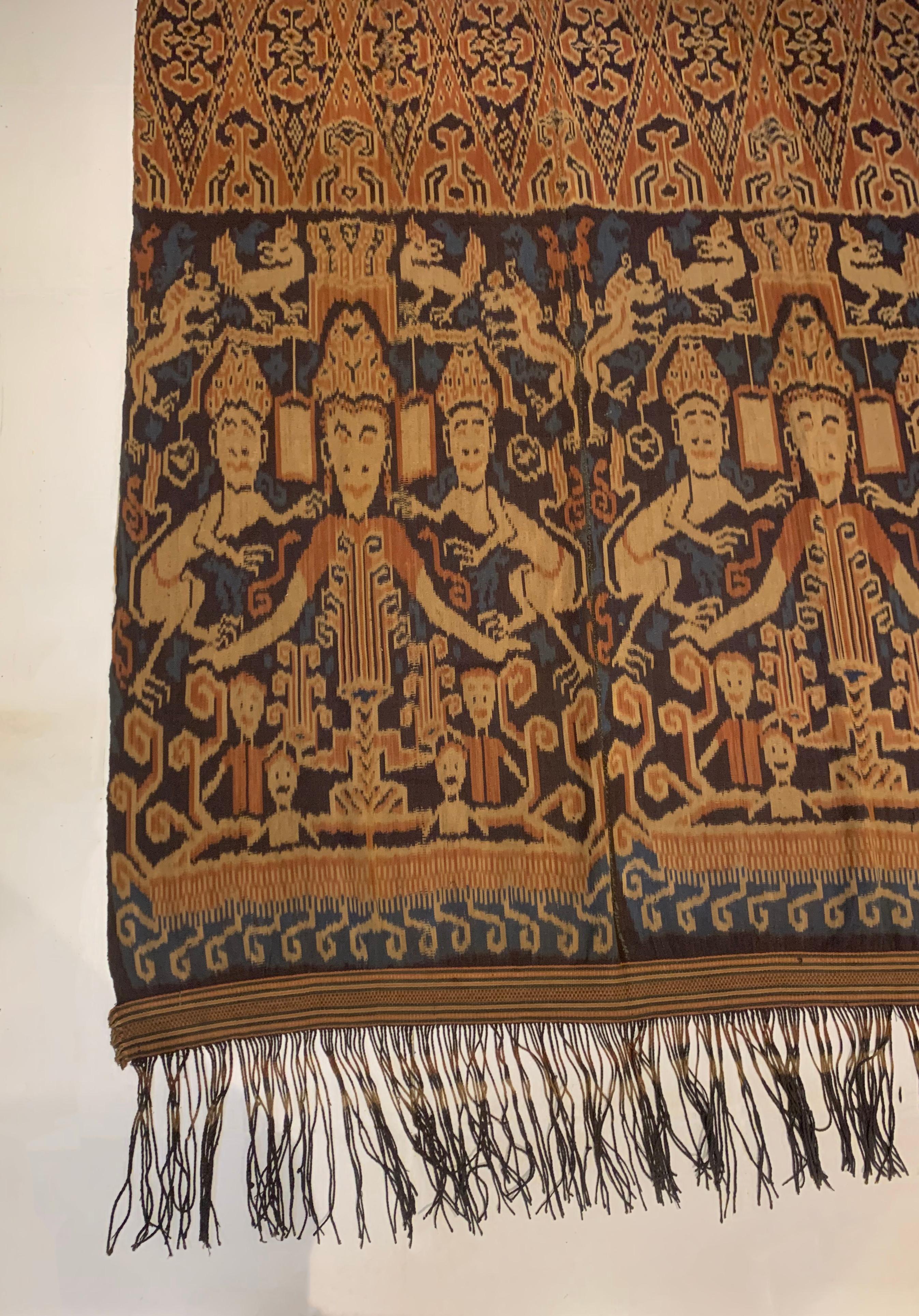 Seltenes Ikat-Textil aus der Insel Sumba mit atemberaubenden Stammesmotiven, Indonesien  (Frühes 20. Jahrhundert) im Angebot