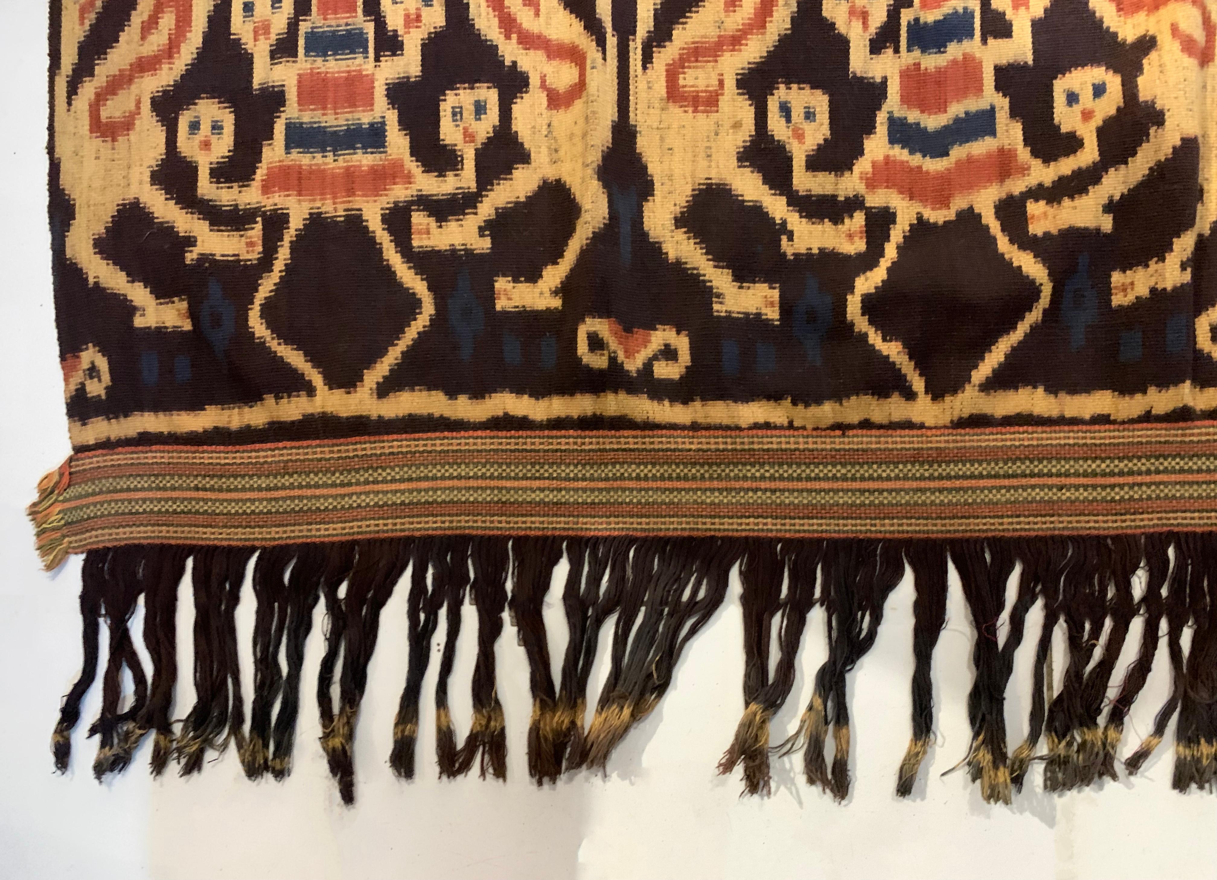 Seltenes Ikat-Textil von Sumba-Insel mit atemberaubenden Stammesmotiven, Indonesien  (Frühes 20. Jahrhundert) im Angebot