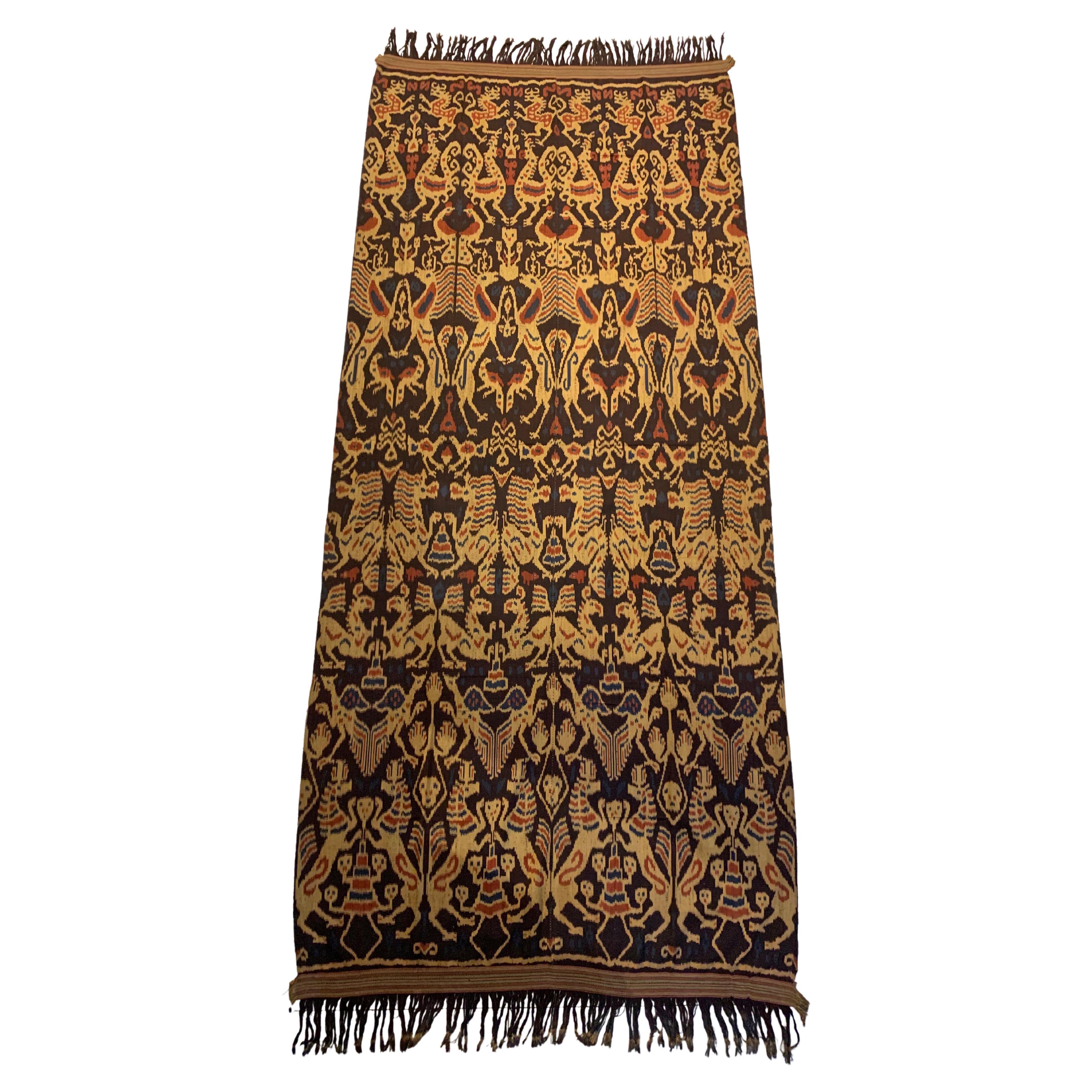 Seltenes Ikat-Textil von Sumba-Insel mit atemberaubenden Stammesmotiven, Indonesien  im Angebot