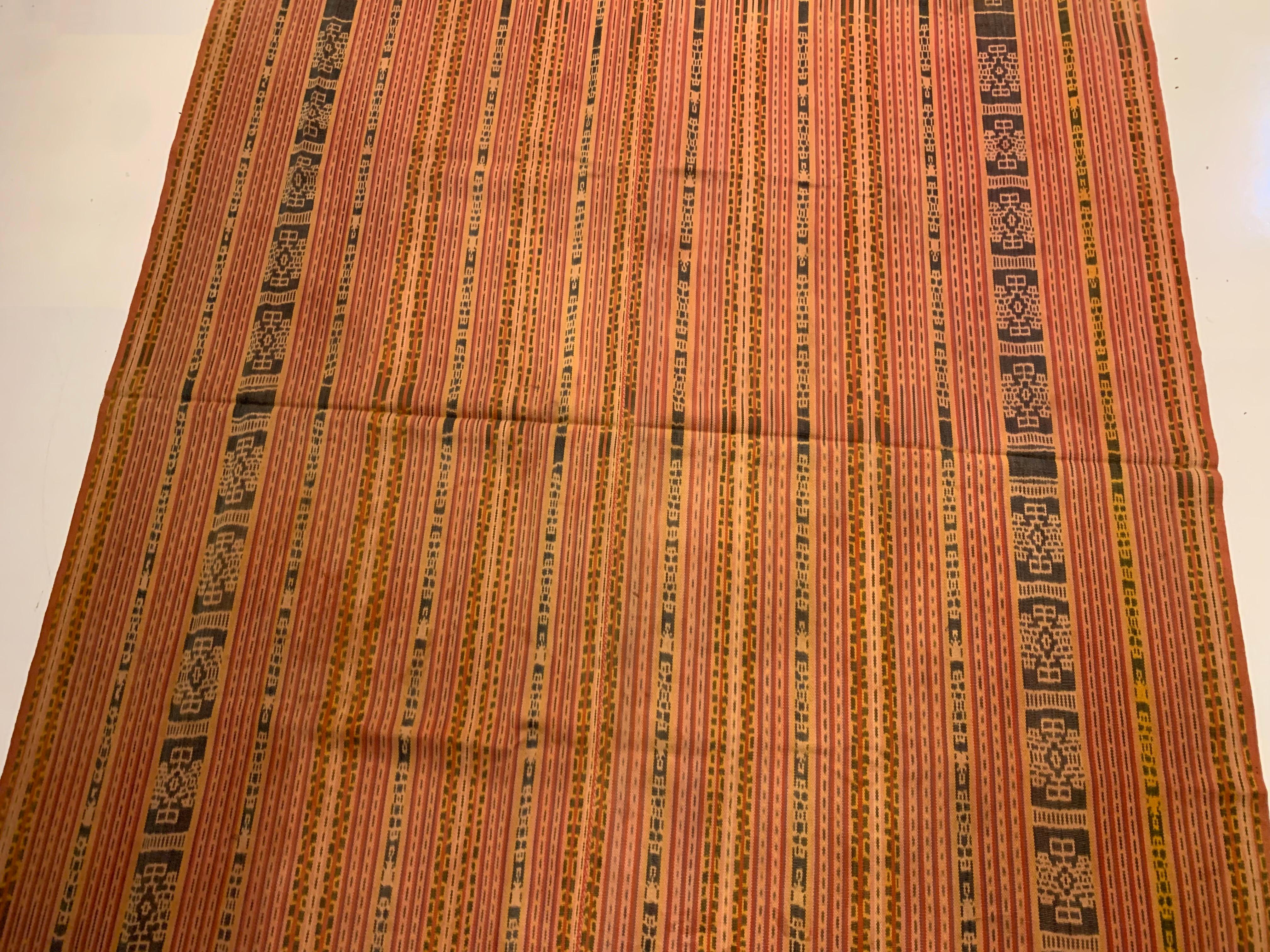 Ein außergewöhnlich altes und schönes Beispiel eines Ikat-Textils aus Westtimor. Dieses besondere Textil ist unglaublich alt, leicht über ein Jahrhundert alt mit einem wunderbaren Verblassen der Farbe und Alterung, die alle zu seinem Charme