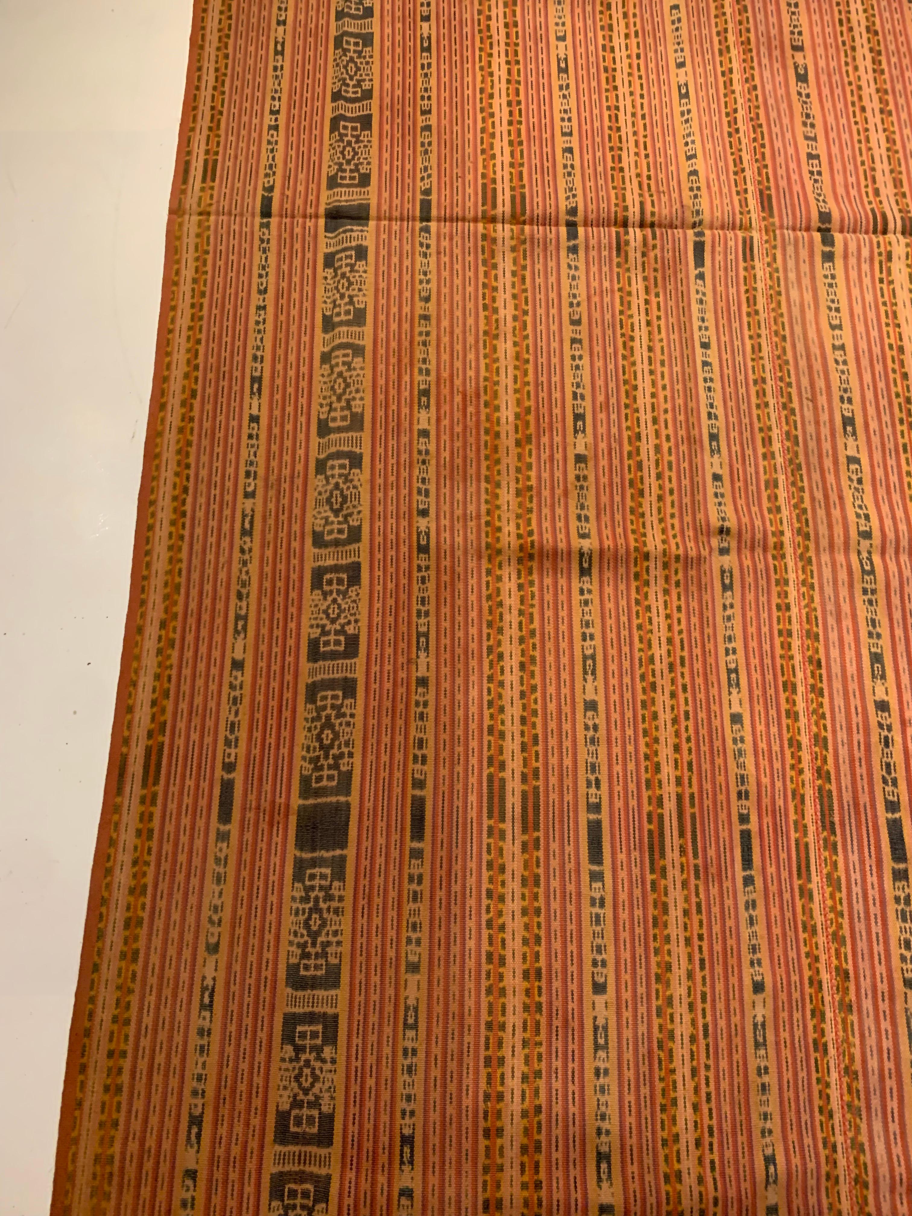 Seltenes Ikat-Textil von Timor mit atemberaubenden Stammesmotiven und Farben, Indonesien, um 1900 (Handgewebt) im Angebot