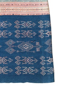 Raro tessuto Ikat di Timor con splendidi motivi e colori tribali, Indonesia, 1950 ca.