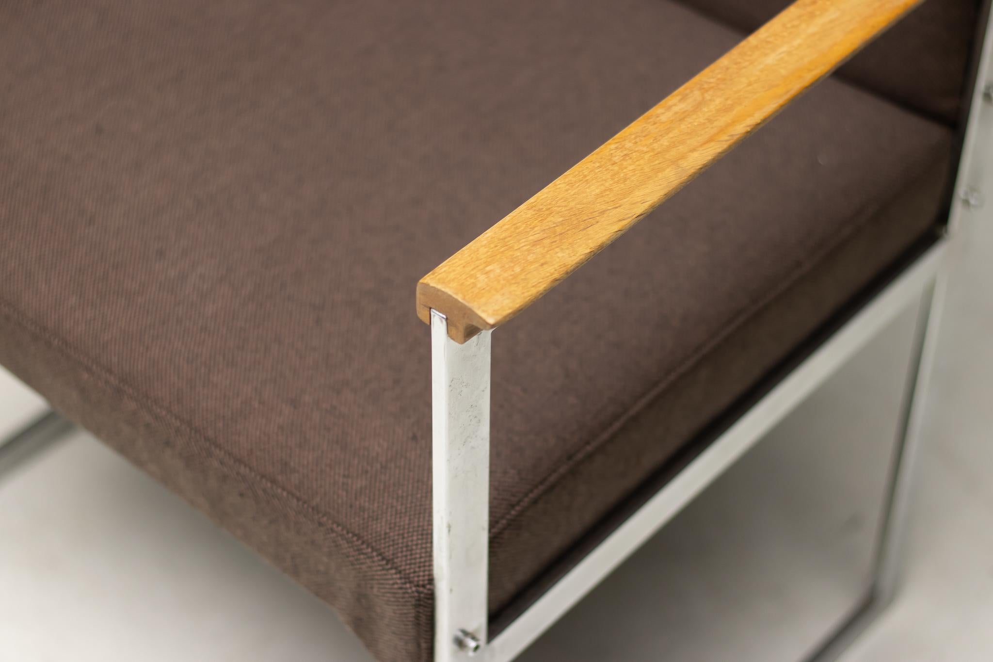 Distinguidos sillones con armazón de acero plano cromado y reposabrazos de palisandro, diseñados por Illum Wikkelsø.
Asiento y respaldo de lana marrón, retapizado disponible bajo pedido.
Cinco sillas disponibles, con precio individual.
Fabricado por