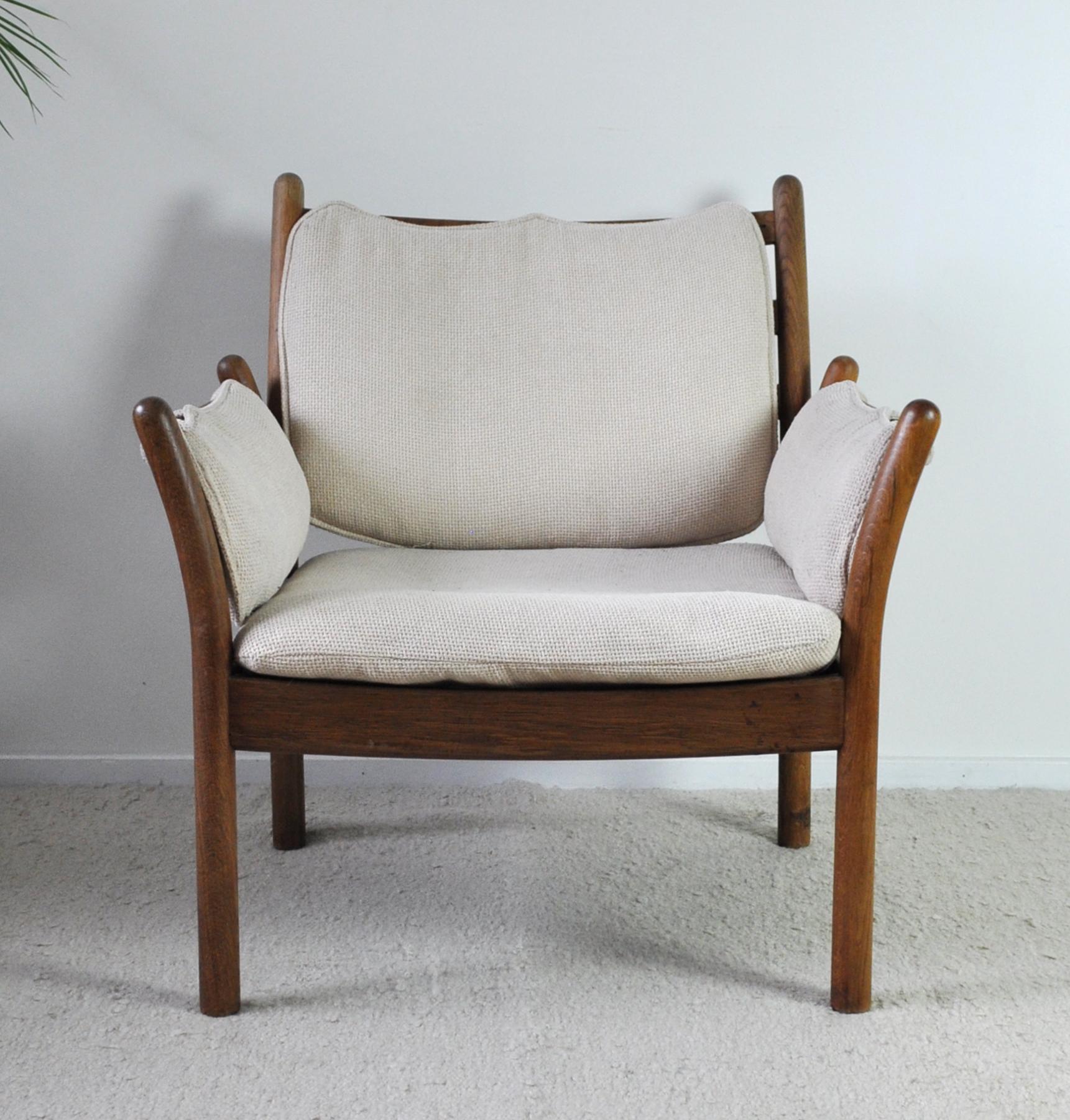 Rare oak lounge chair designed by Illum Wikkelsø. Model Genius for CFC Silkeborg, Denmark. The beautiful vintage fabric seat cushions attached to the solid oak frame.
Good vintage condition.

  