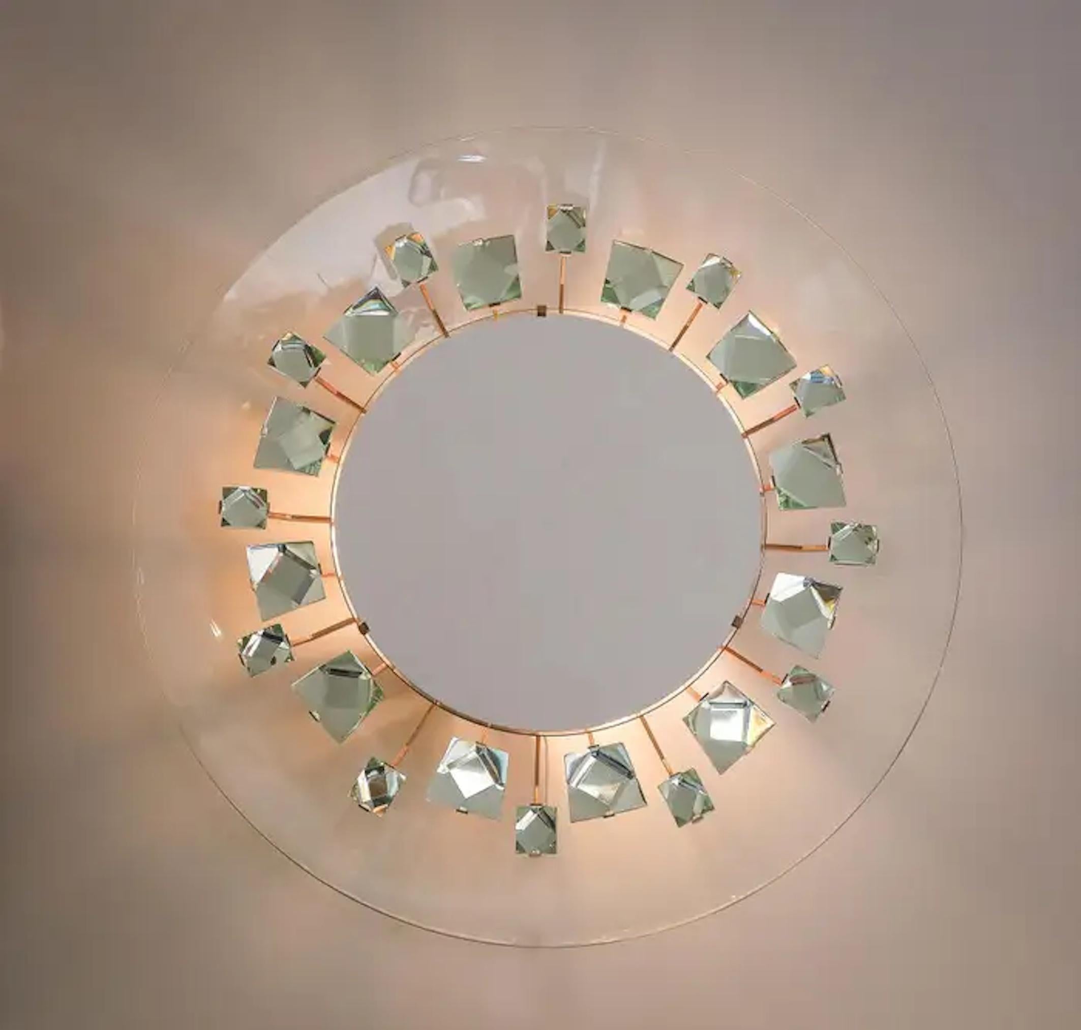 Rare Illuminated Mirror by Max Ingrand for Fontana Arte Model Pistil 2044. Circular mirrored glass within a curved glass frame fitted with thick shaped mirrored glass 