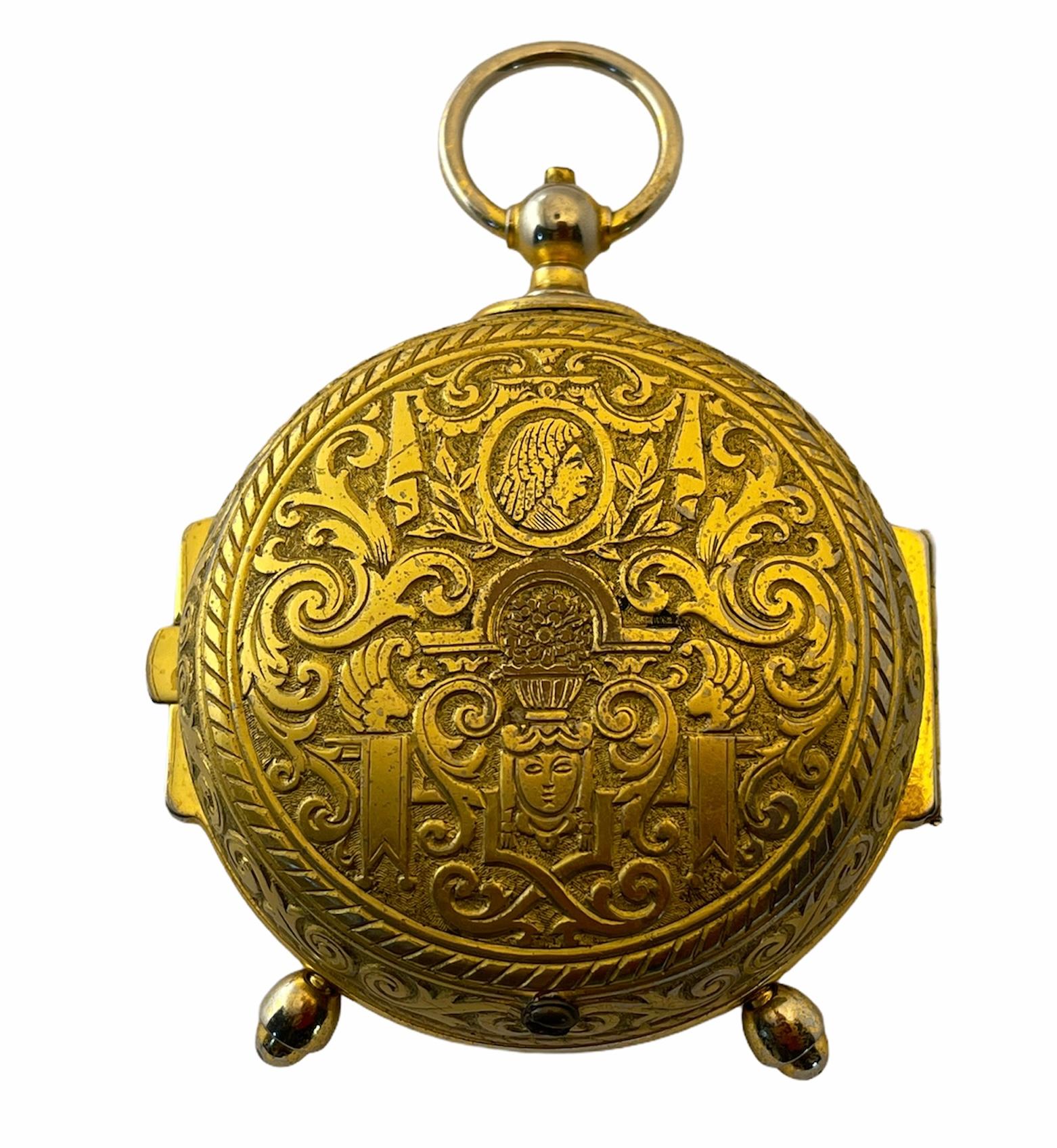 Dies ist eine runde Schweizer Uhr mit 15 Juwelen. Es zeigt eine runde Frontplatte aus Emaille, die mit einem farbenfrohen, schönen Blumenstrauß bemalt ist, umrahmt von einem Zifferblatt mit vergoldeten römischen Ziffern aus Bronze. Auf der Rückseite