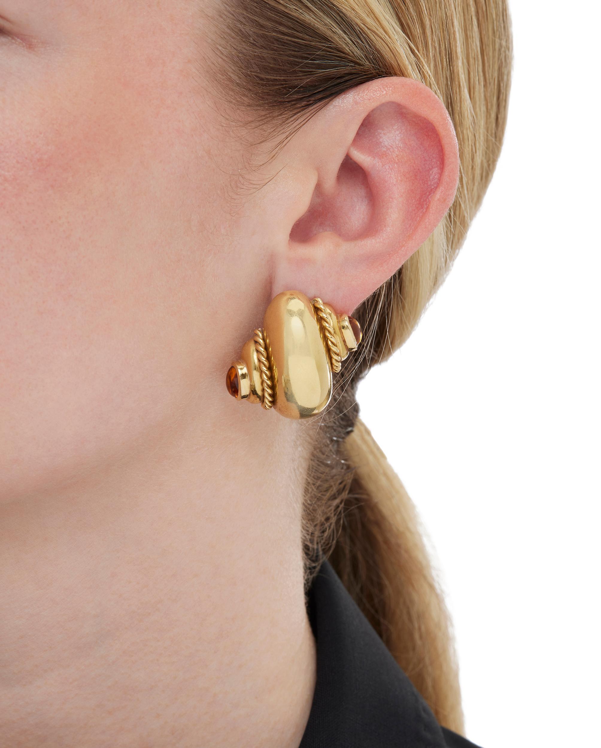 Rare Important Boucles d'oreilles en or 18KT Gorgeous VERDURA Sea Shell Cabochon Gold 18KT Pour femmes en vente