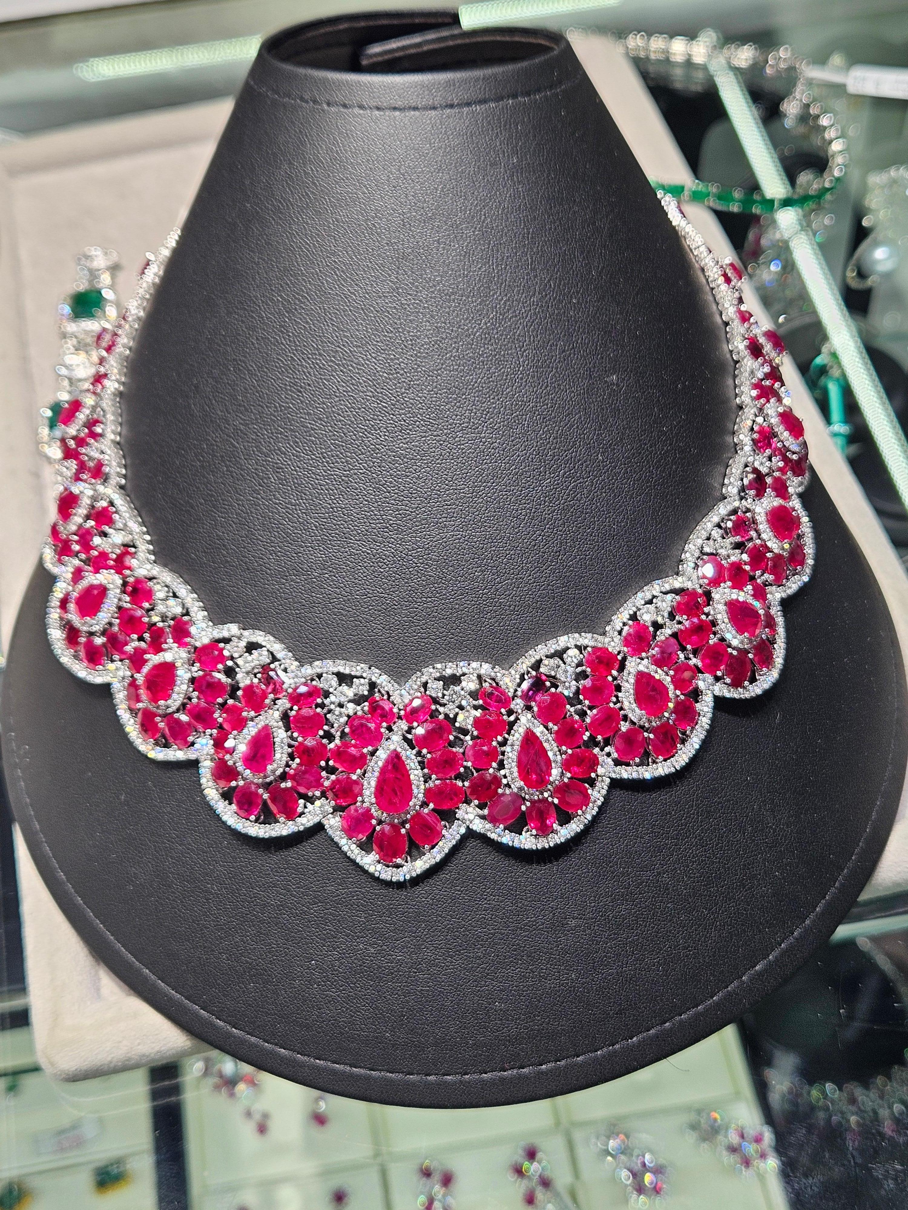 El siguiente artículo que ofrecemos es este Importante e Insólito Collar de Rubíes y Diamantes de Oro de 18 KT. ¡El collar contiene más de 180 quilates de rubíes y diamantes de fantasía! ¡¡¡Las piedras están muy limpias y son extremadamente finas!!!