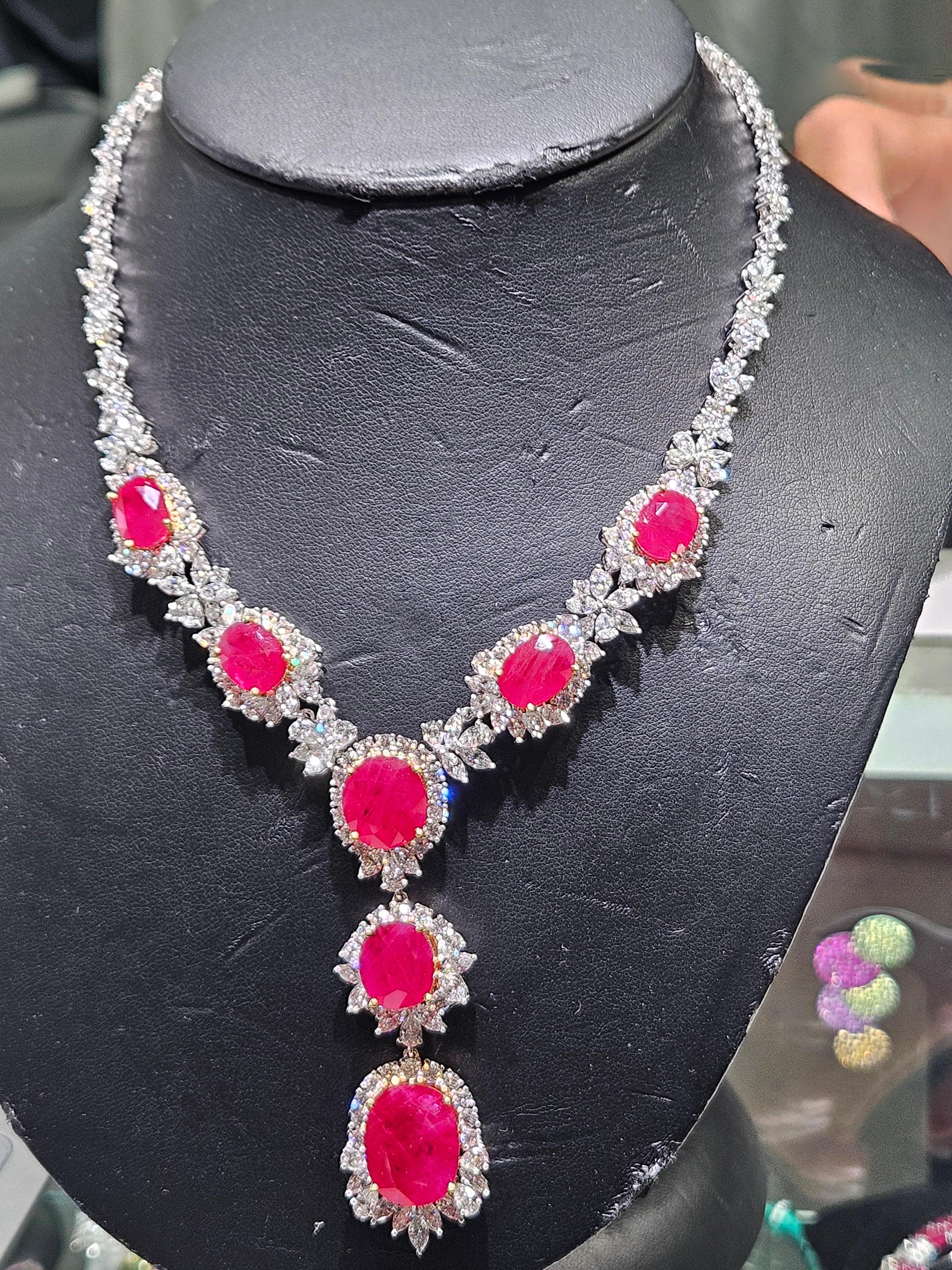 Il seguente articolo che offriamo è questa rara e importante collana di diamanti e rubini birmani in oro 18KT, splendida e scintillante. La collana contiene più di 65 carati di splendidi rubini e diamanti birmani rari!!! Le pietre sono molto pulite