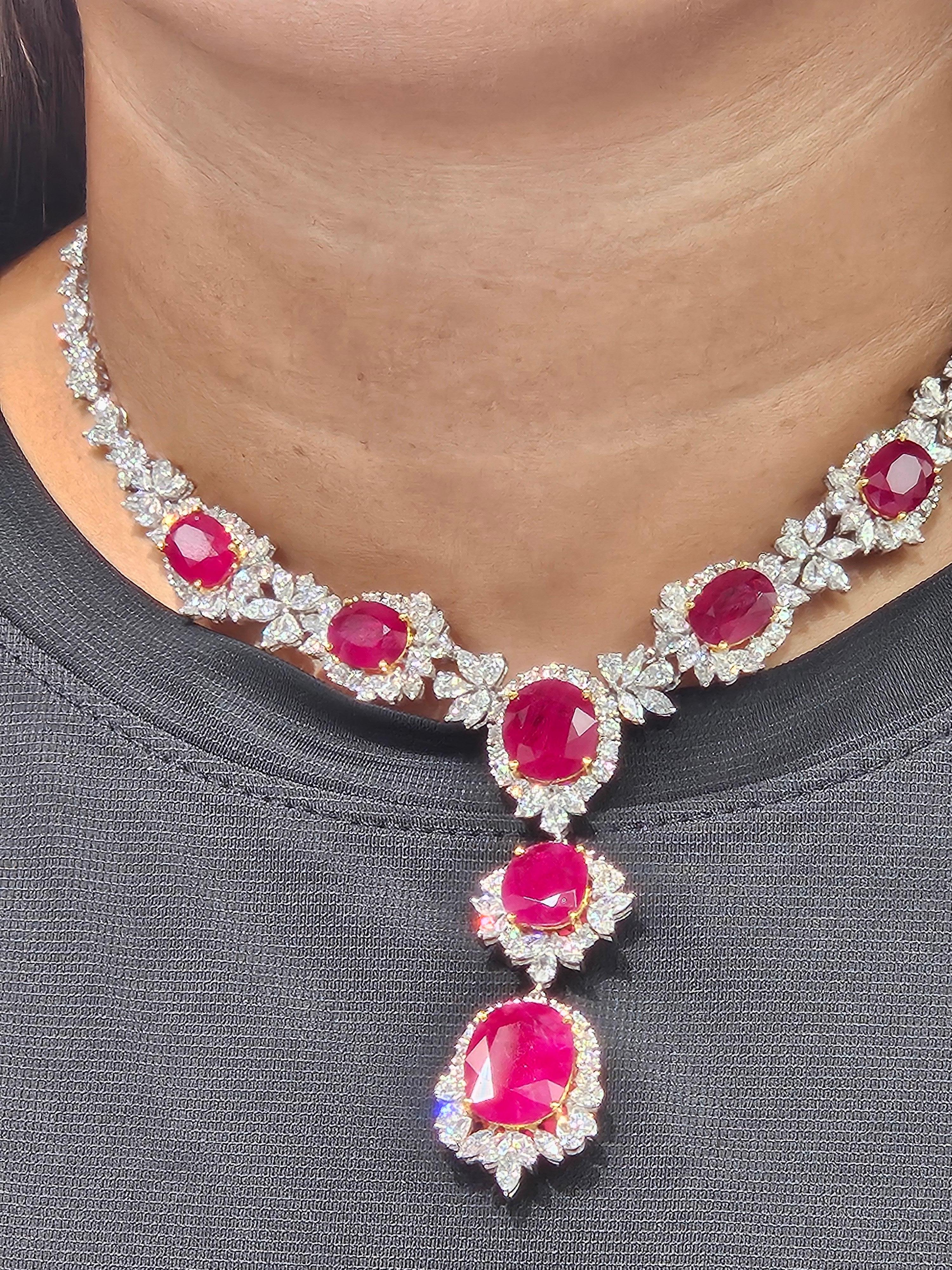 Taglio misto Rara e importante collana in oro 18KT con diamanti e rubini birmani di grandi dimensioni e di grande bellezza in vendita