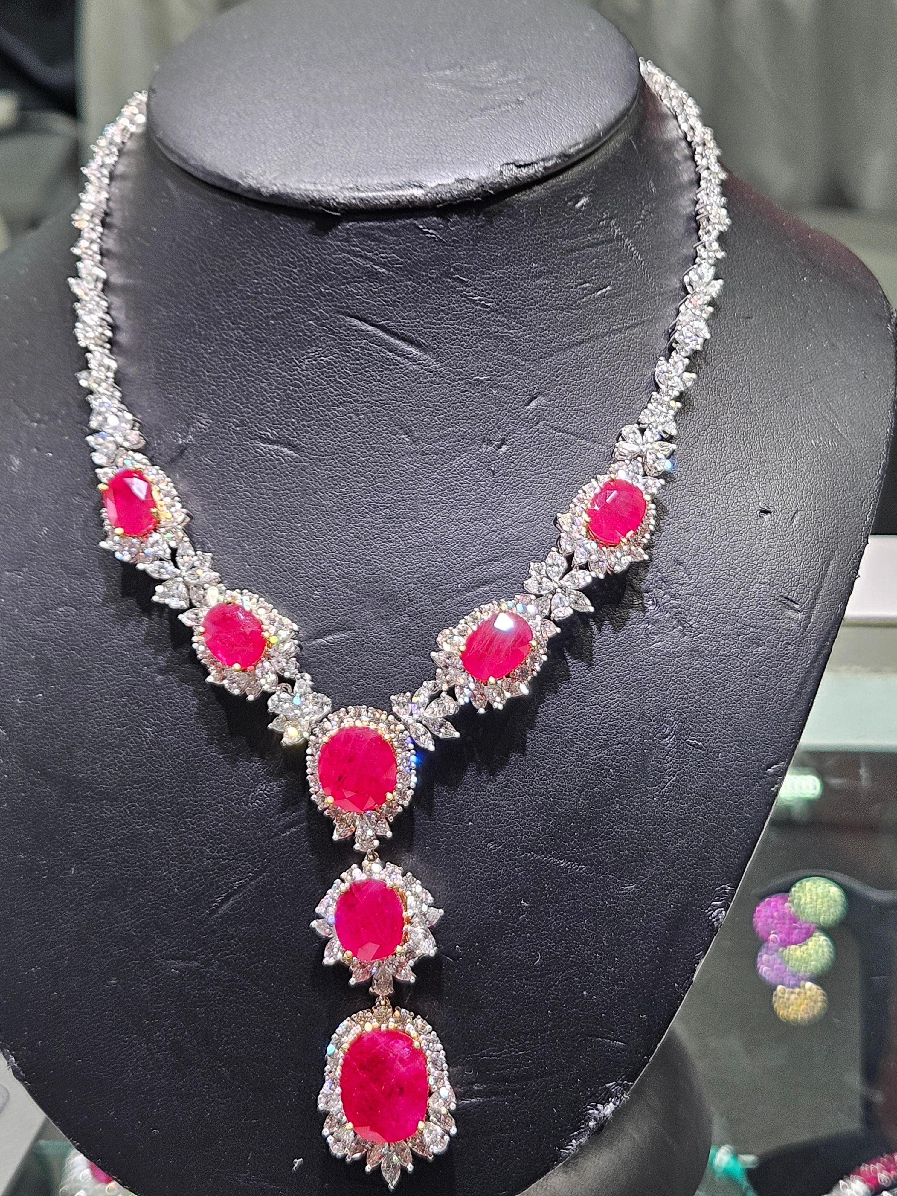 Rara e importante collana in oro 18KT con diamanti e rubini birmani di grandi dimensioni e di grande bellezza In condizioni Nuovo in vendita a New York, NY