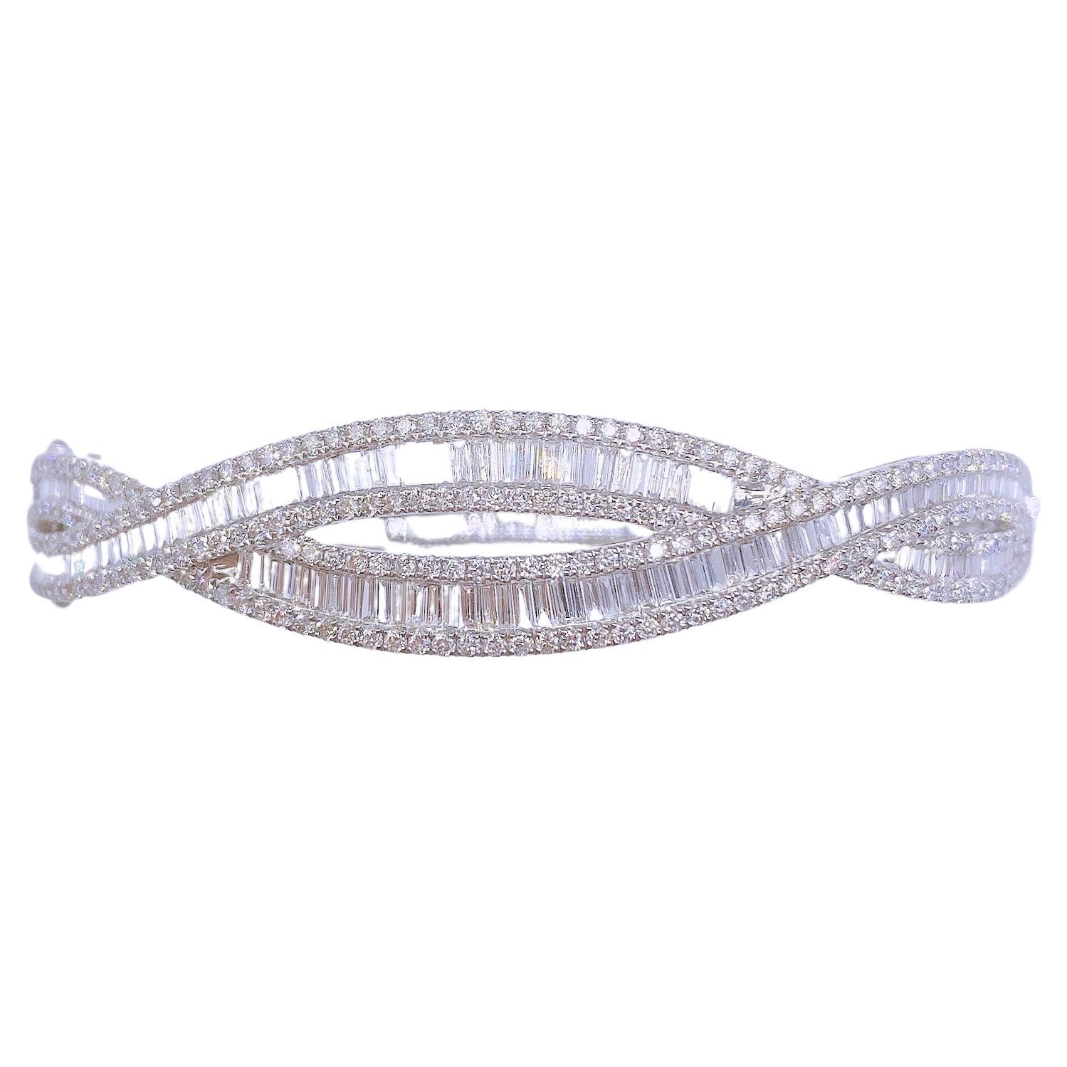 Il seguente articolo è un raro bracciale Bange con diamanti in oro 18KT. Il bracciale è composto da magnifici e splendidi diamanti taglio baguette finemente incastonati e incorniciati in oro bianco 18KT con magnifici diamanti rotondi!!! I diamanti