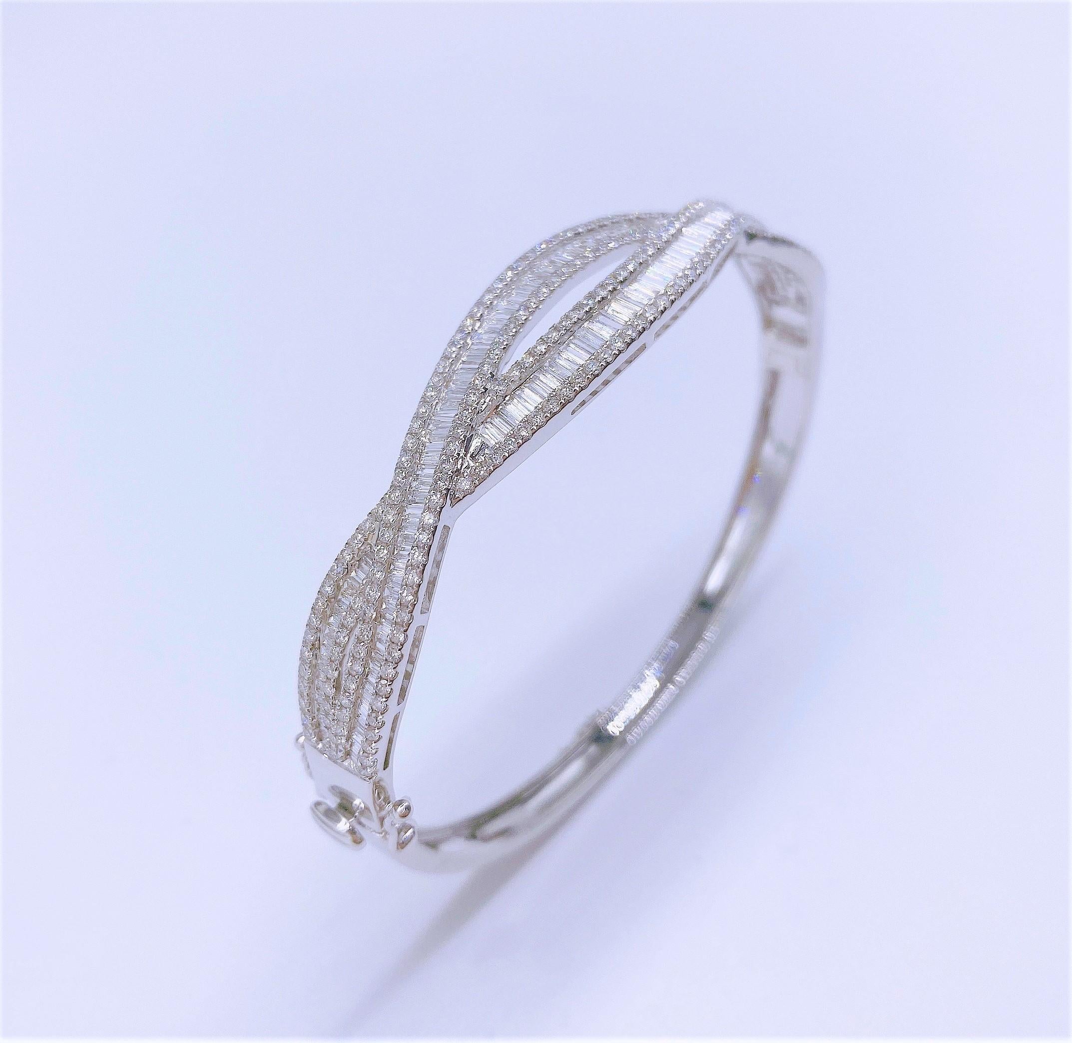Taglio baguette 14, 769 Raro Importante Bracciale con Diamanti Baguette 18KT Splendidamente luccicante in vendita