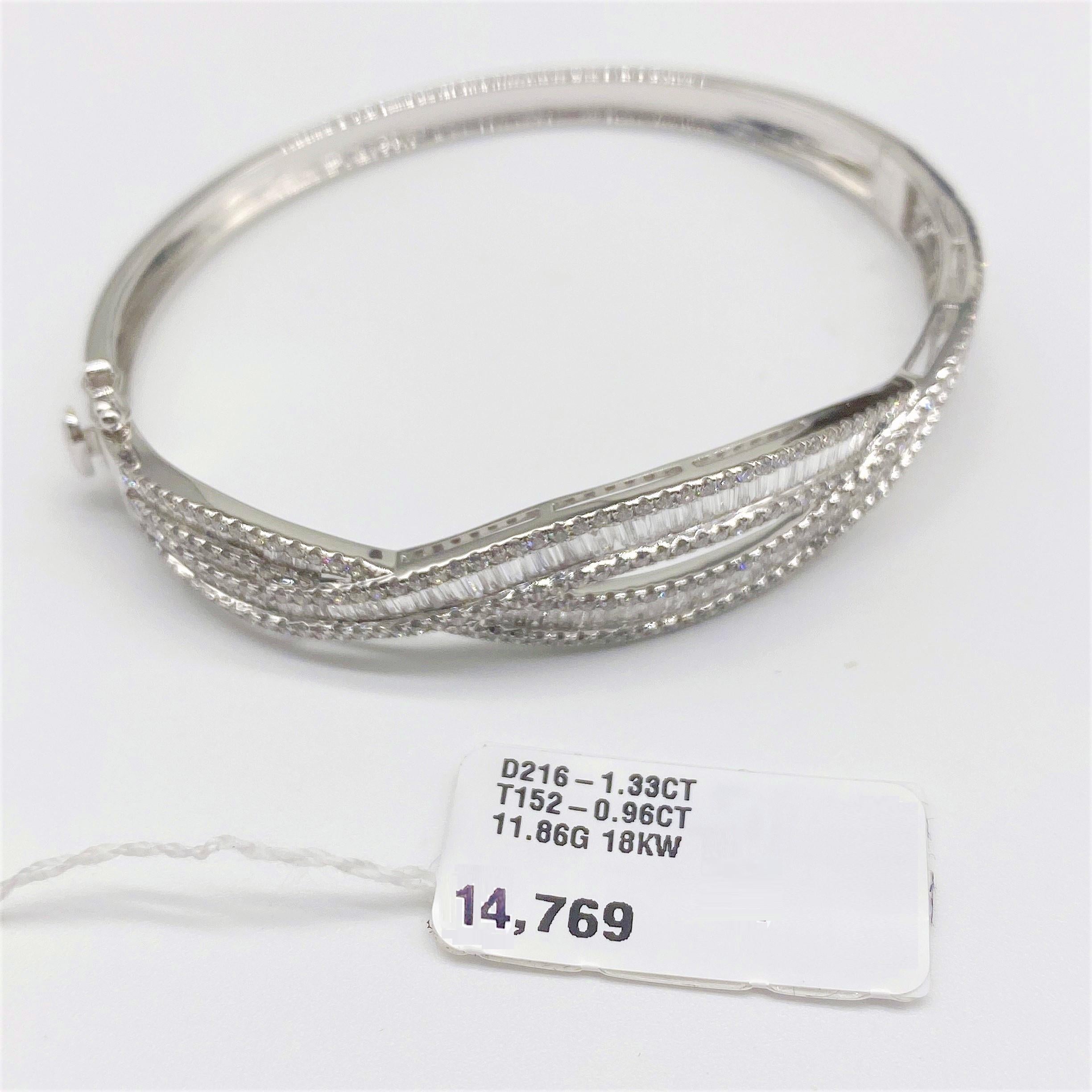 14, 769 Raro Importante Bracciale con Diamanti Baguette 18KT Splendidamente luccicante In condizioni Nuovo in vendita a New York, NY