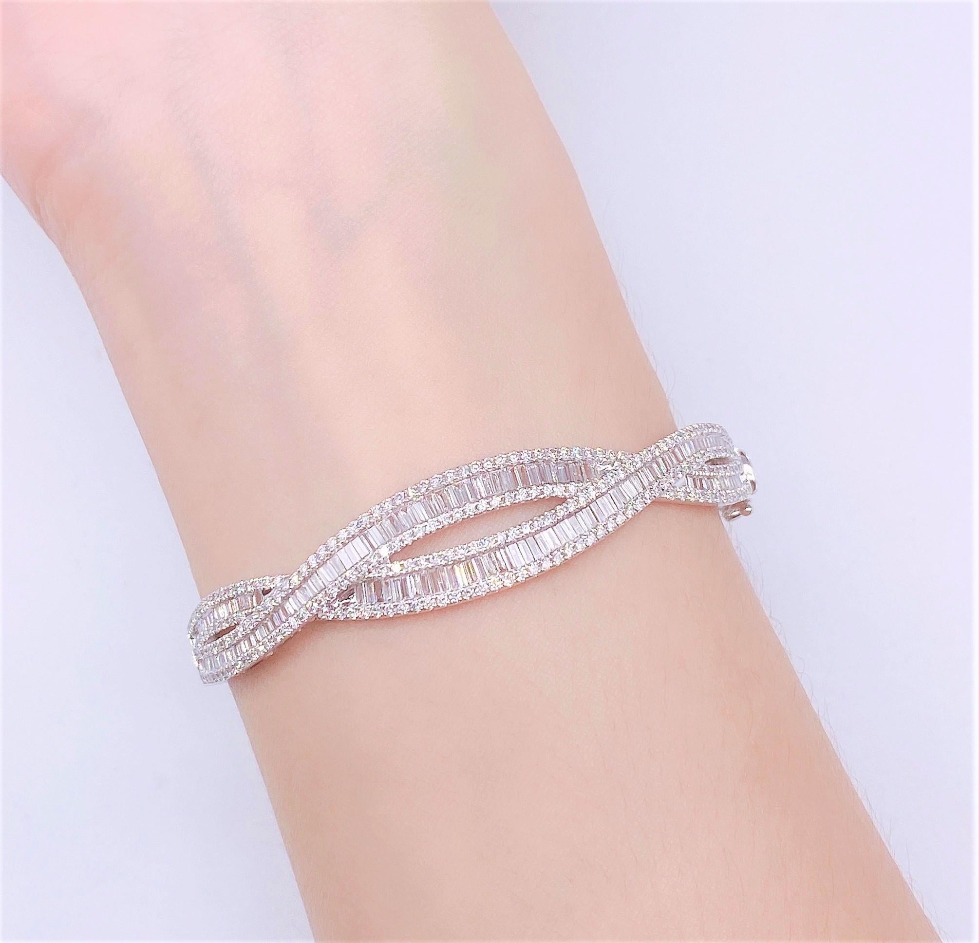 Donna 14, 769 Raro Importante Bracciale con Diamanti Baguette 18KT Splendidamente luccicante in vendita