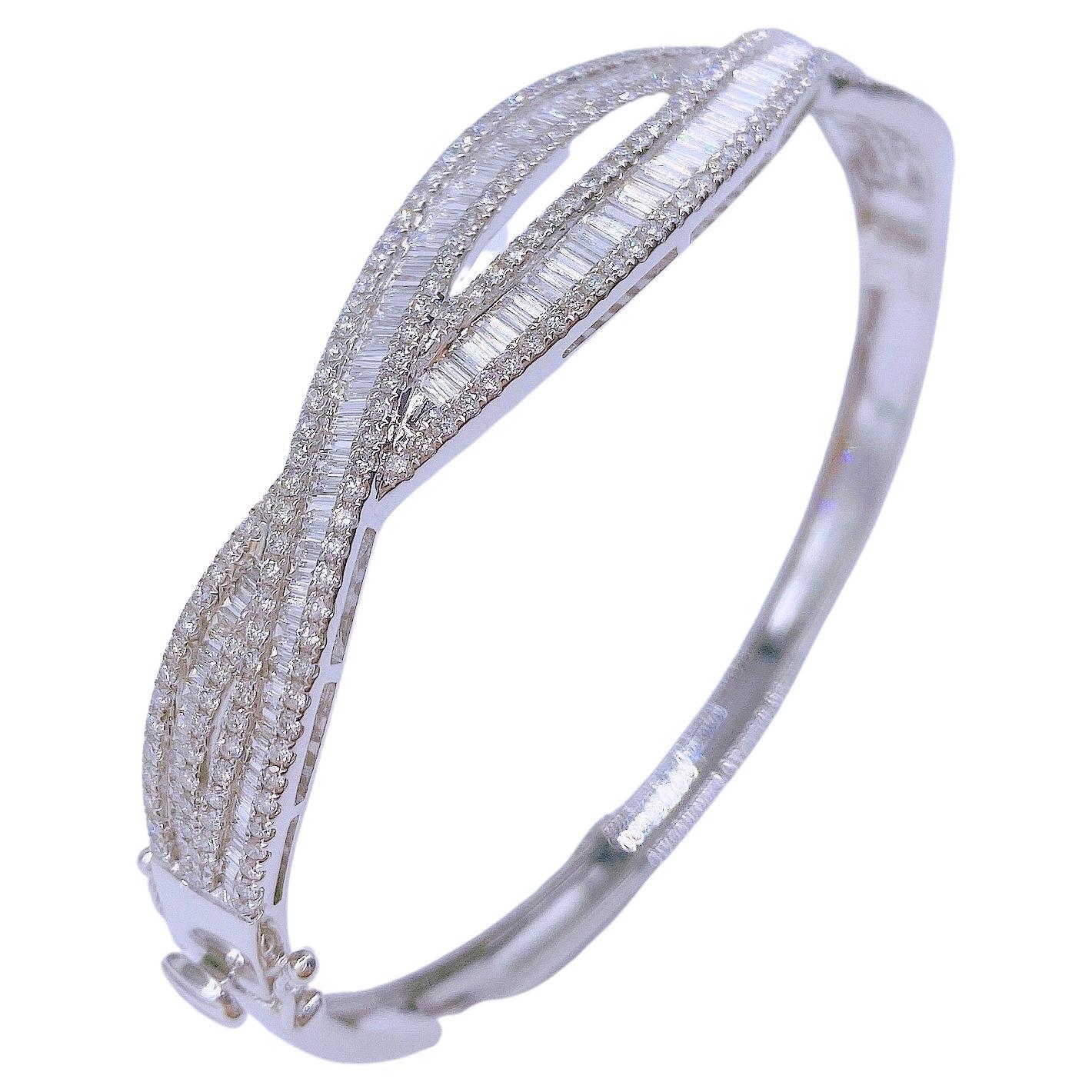 Rare et important bracelet jonc orné de magnifiques diamants baguettes pailletés 18 carats 14, 769