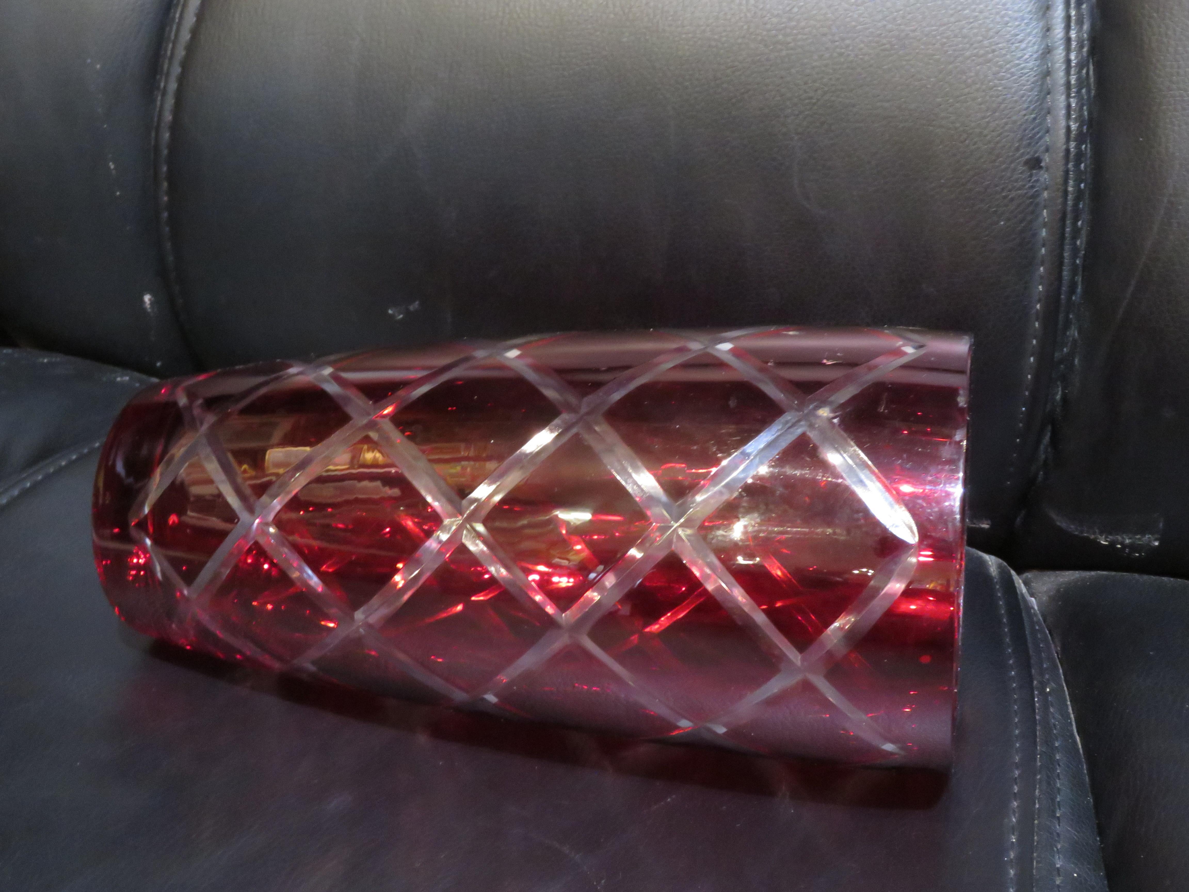 RARO Importante jarrón de cristal grabado rojo rubí con corte de diamante de la década de 1900 en Bueno estado para la venta en New York, NY