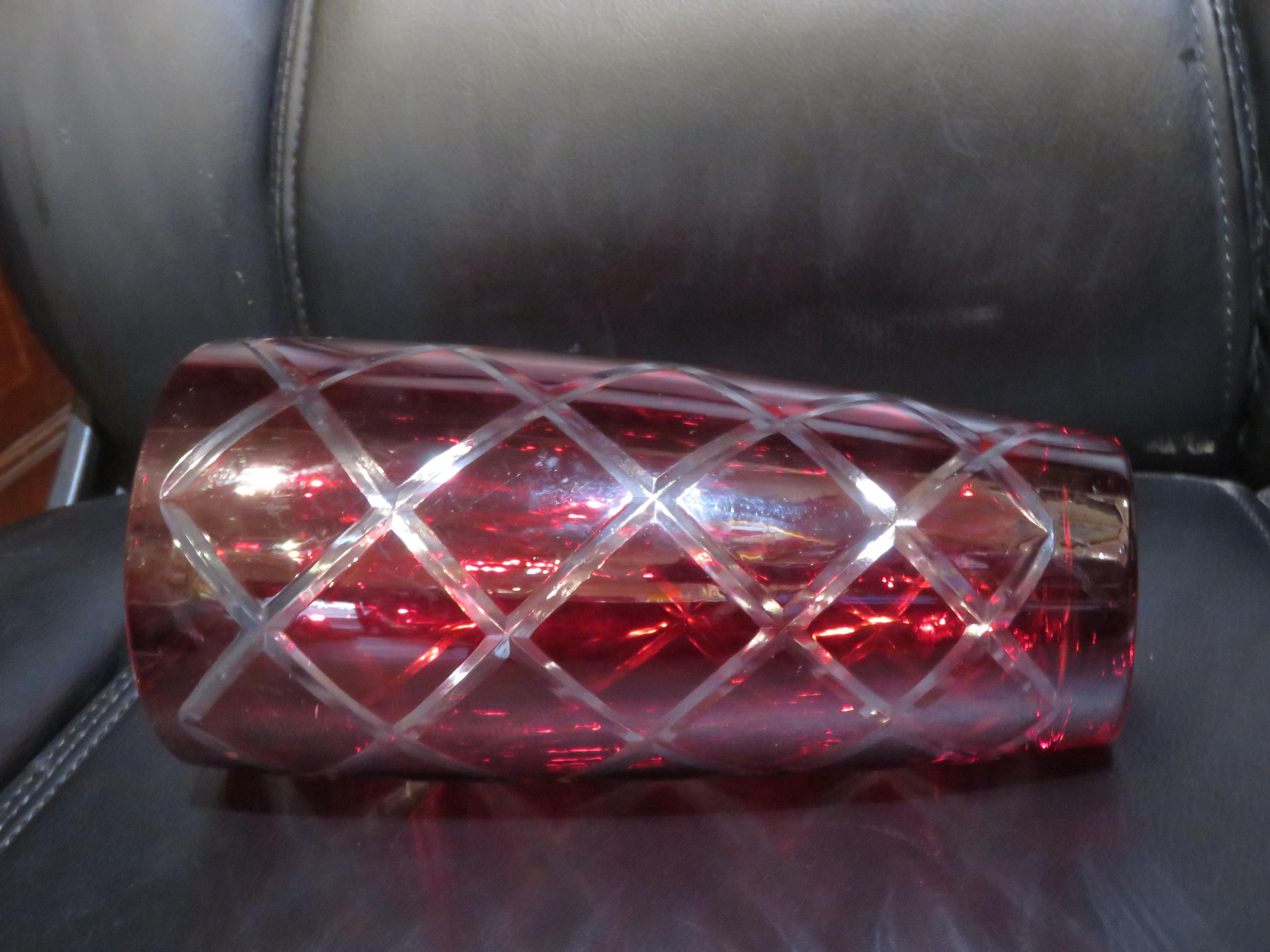 RARO Importante jarrón de cristal grabado rojo rubí con corte de diamante de la década de 1900 siglo XX en venta