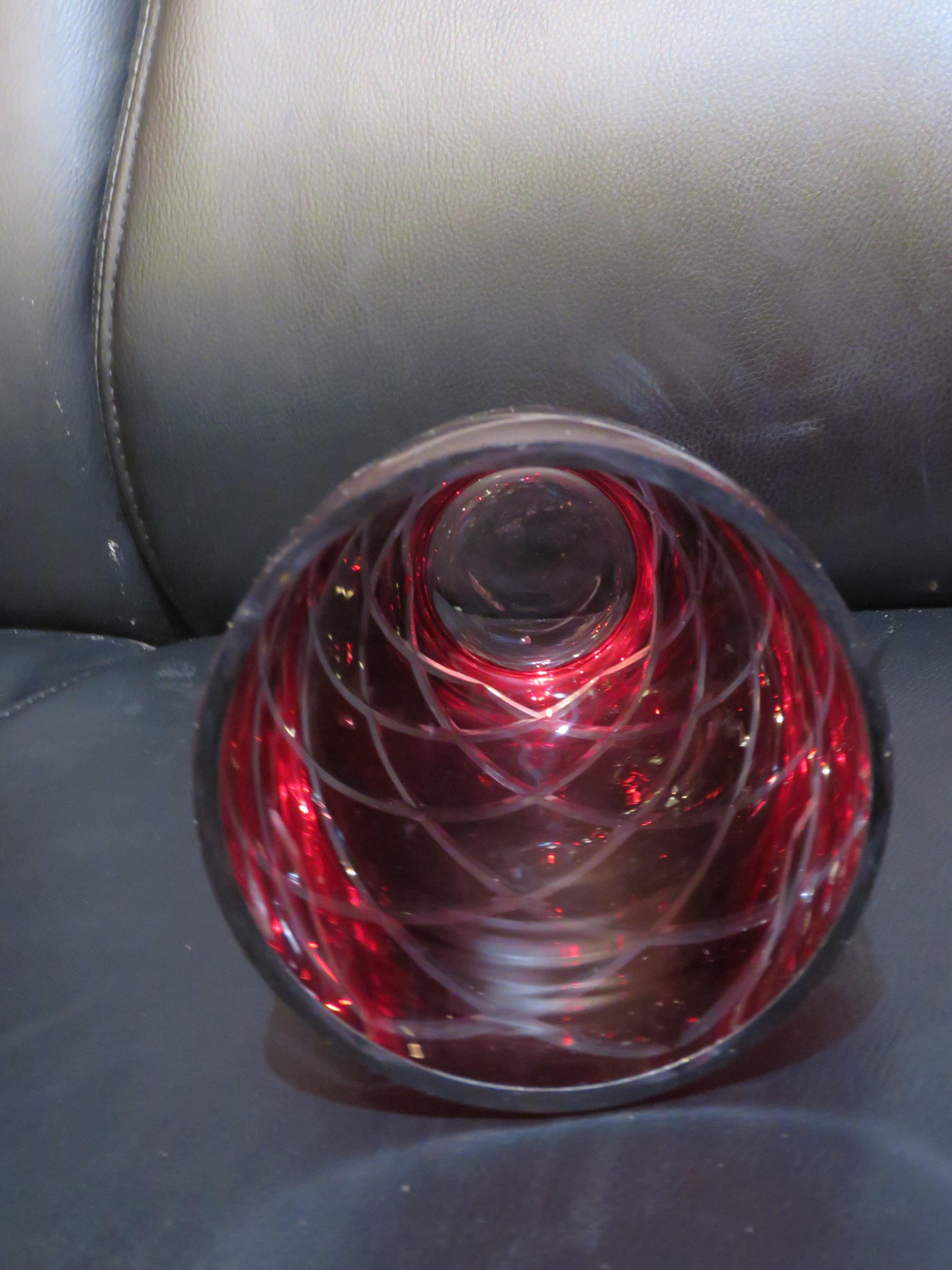 RARO Importante jarrón de cristal grabado rojo rubí con corte de diamante de la década de 1900 Cristal en venta