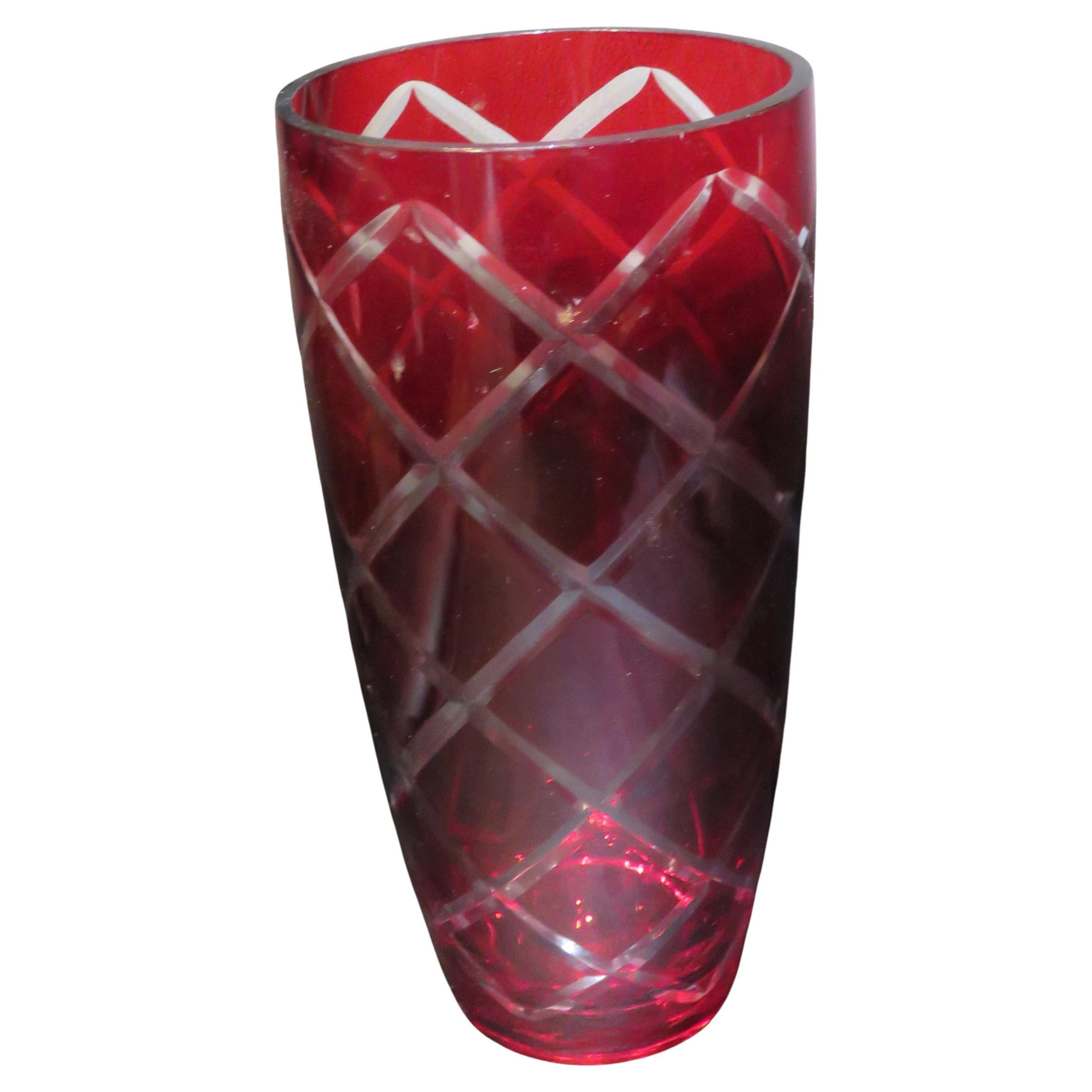 RARO Importante jarrón de cristal grabado rojo rubí con corte de diamante de la década de 1900 en venta