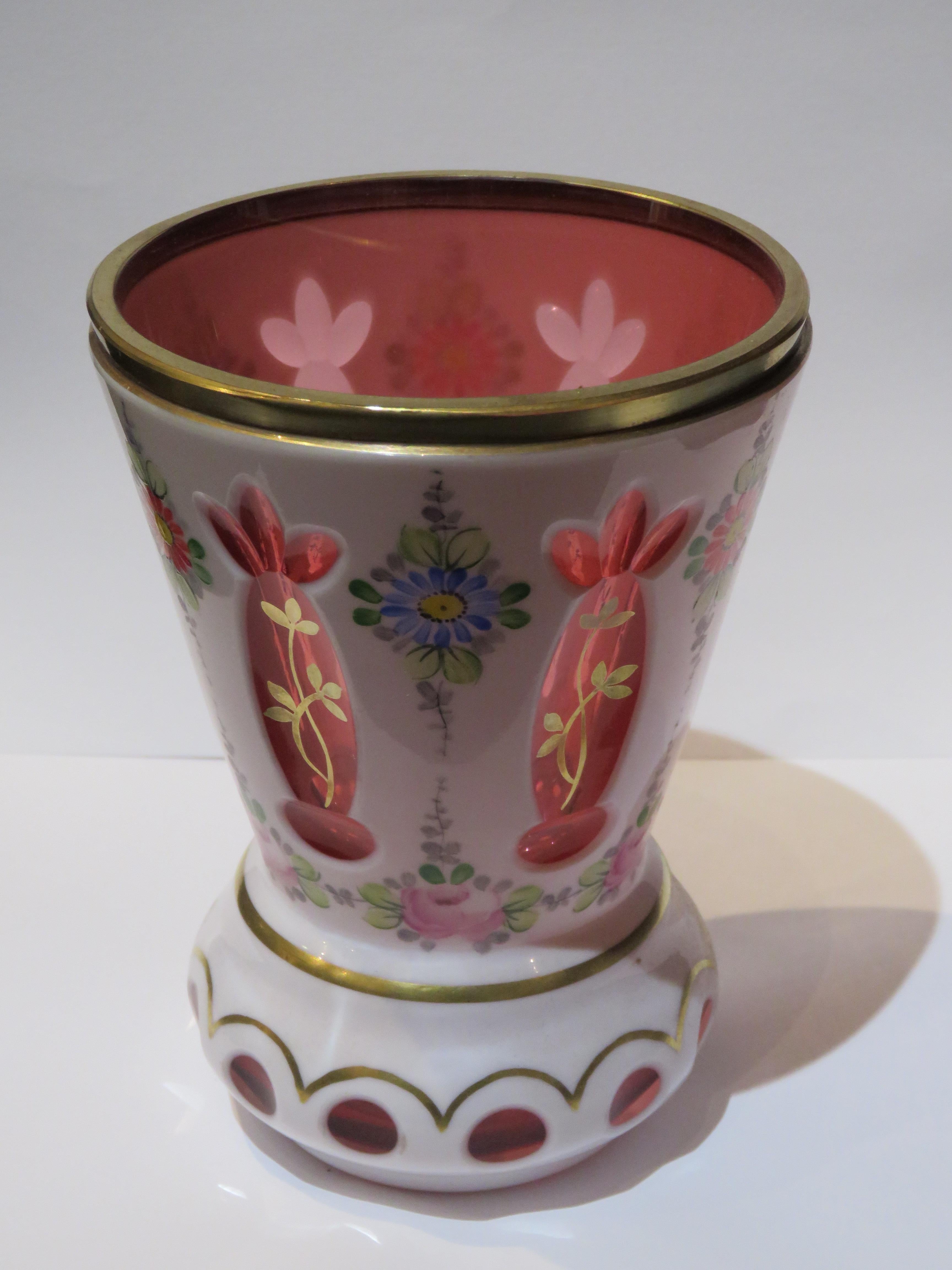 L'objet suivant que nous vous proposons est un grand et rare vase de centre de table en forme de bouquet de Bohème, rouge et blanc, de Moser. Peint à la main avec des détails floraux. Vers les années 1900. Extrait d'une propriété new-yorkaise de