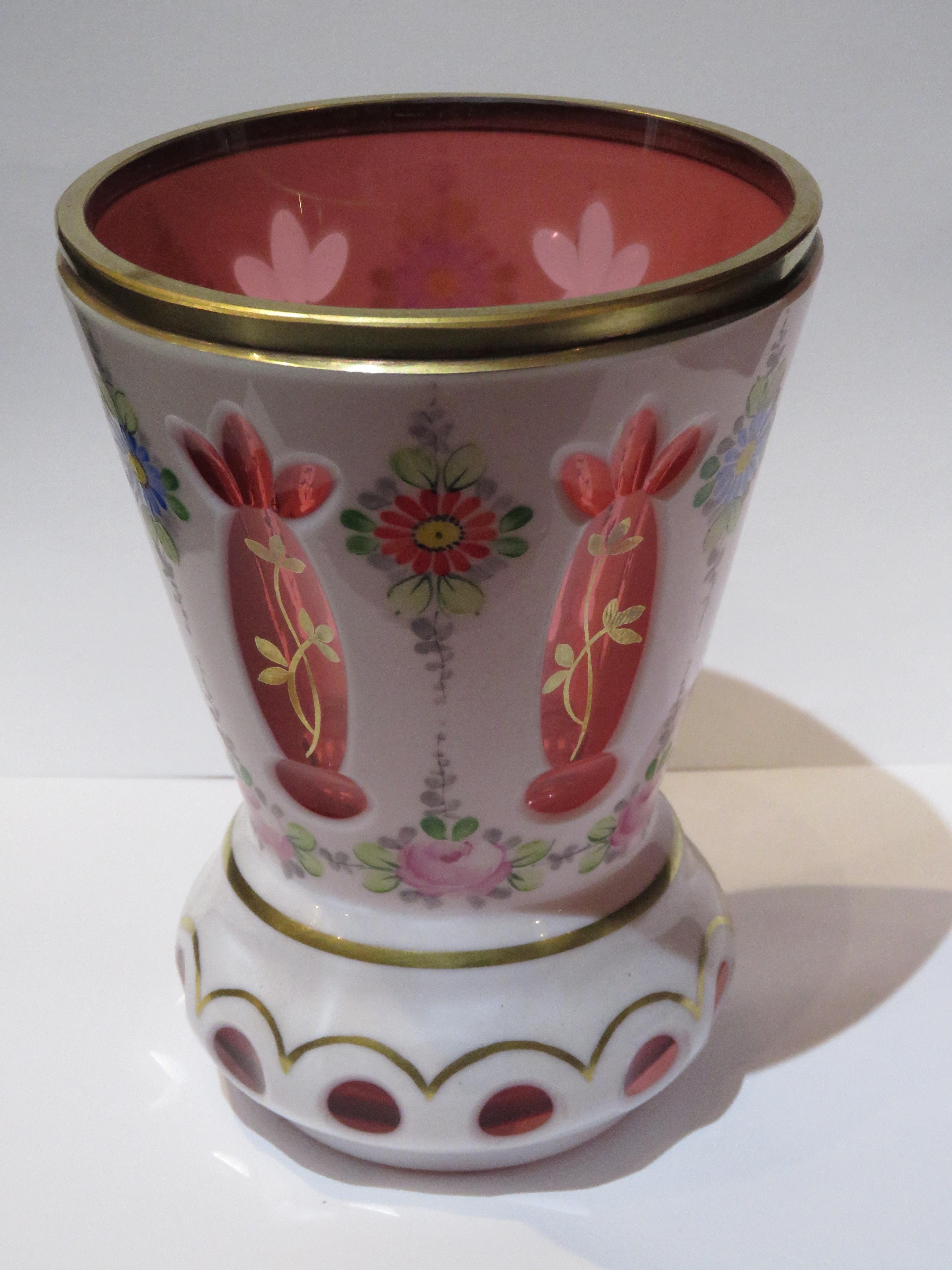 Français Rare et important vase floral en verre de Moser peint à la main, blanc et canneberge, 19e siècle en vente