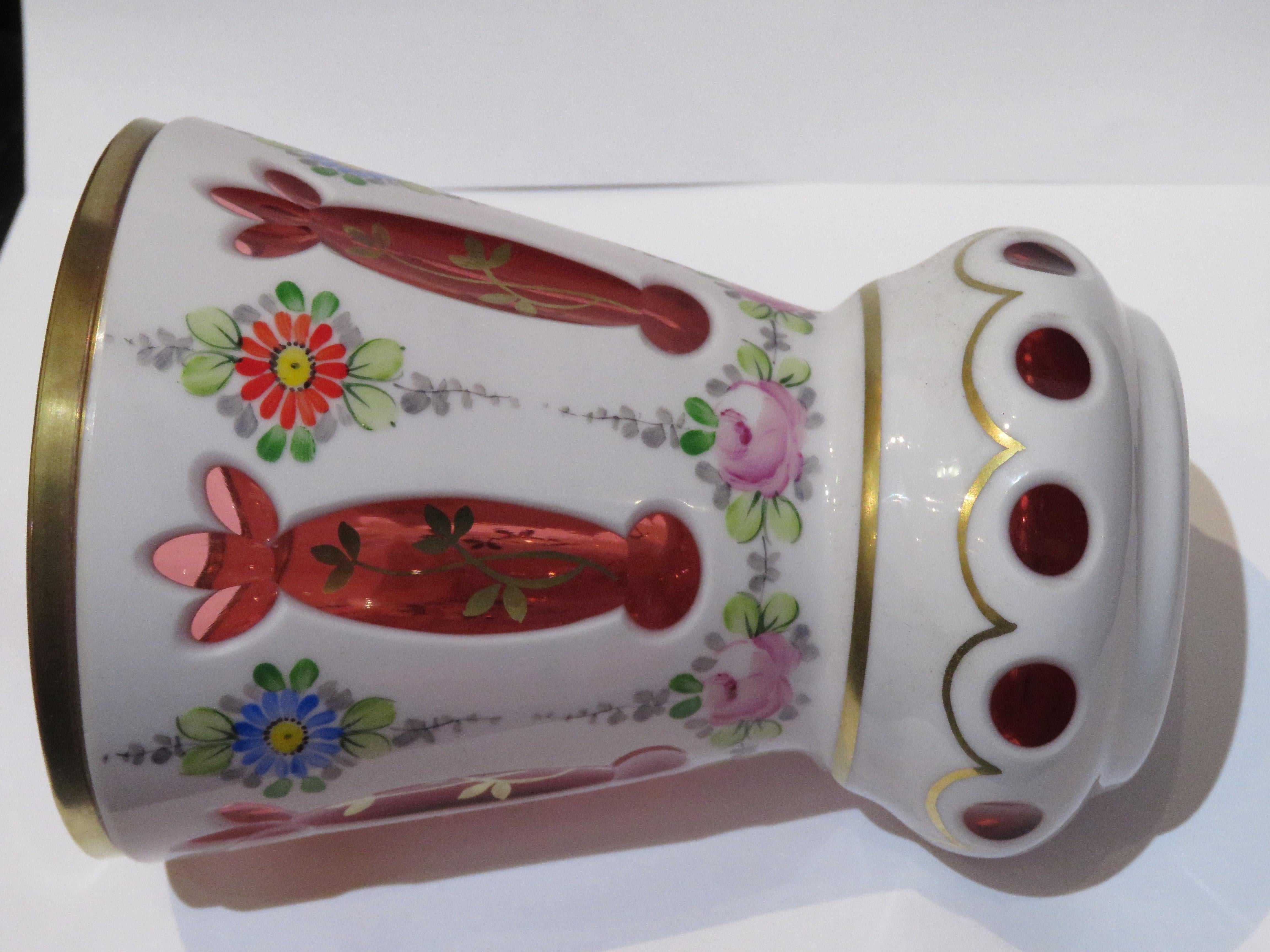 Rare et important vase floral en verre de Moser peint à la main, blanc et canneberge, 19e siècle Bon état - En vente à New York, NY