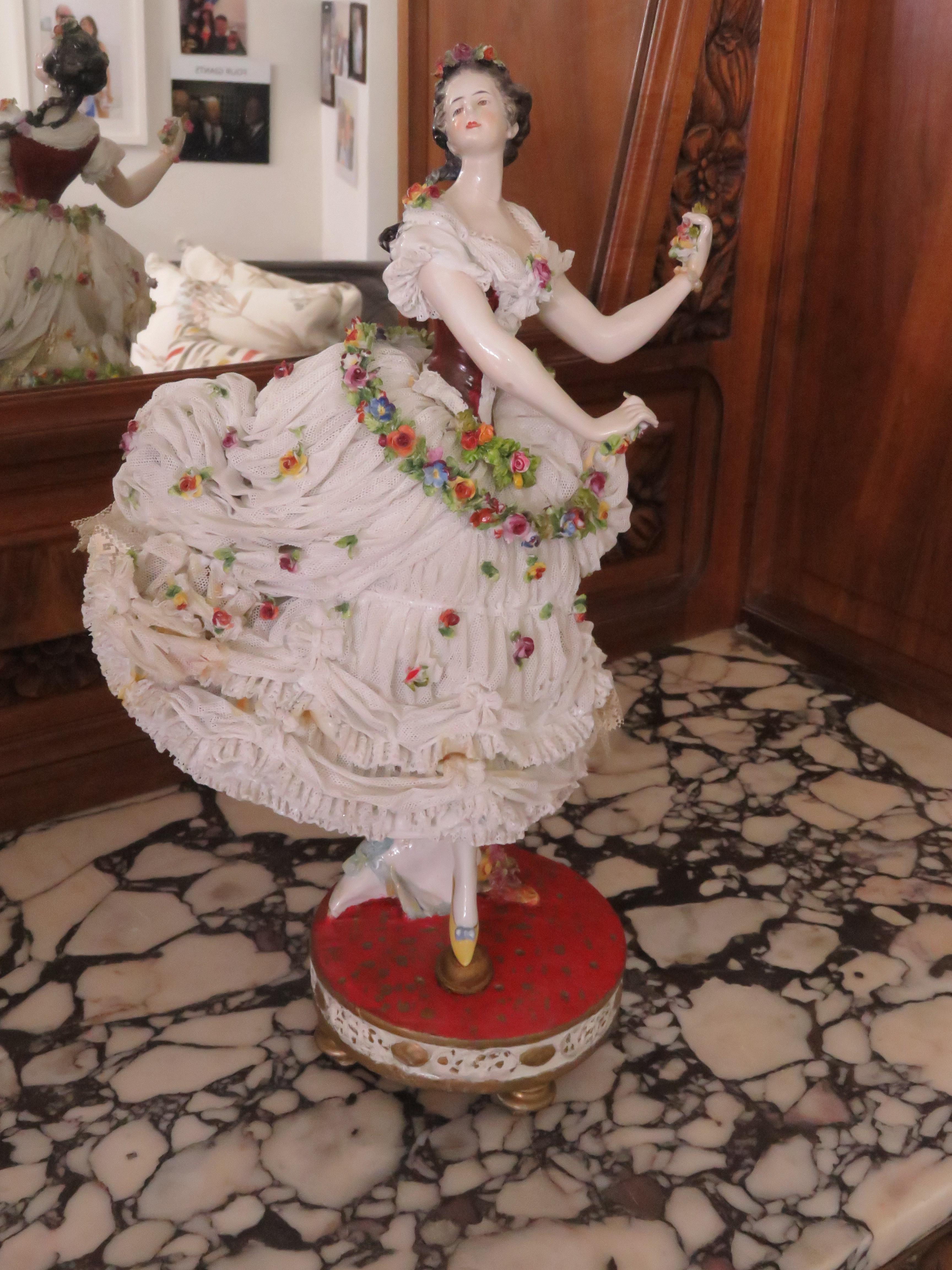 Offriamo questa grande e straordinaria donna di Dresda del XIX secolo, firmata e originale. Donna figurata in porcellana tedesca con intricati merletti e rosette dipinti a mano, con marchio tedesco blu sul lato superiore della base e sigla