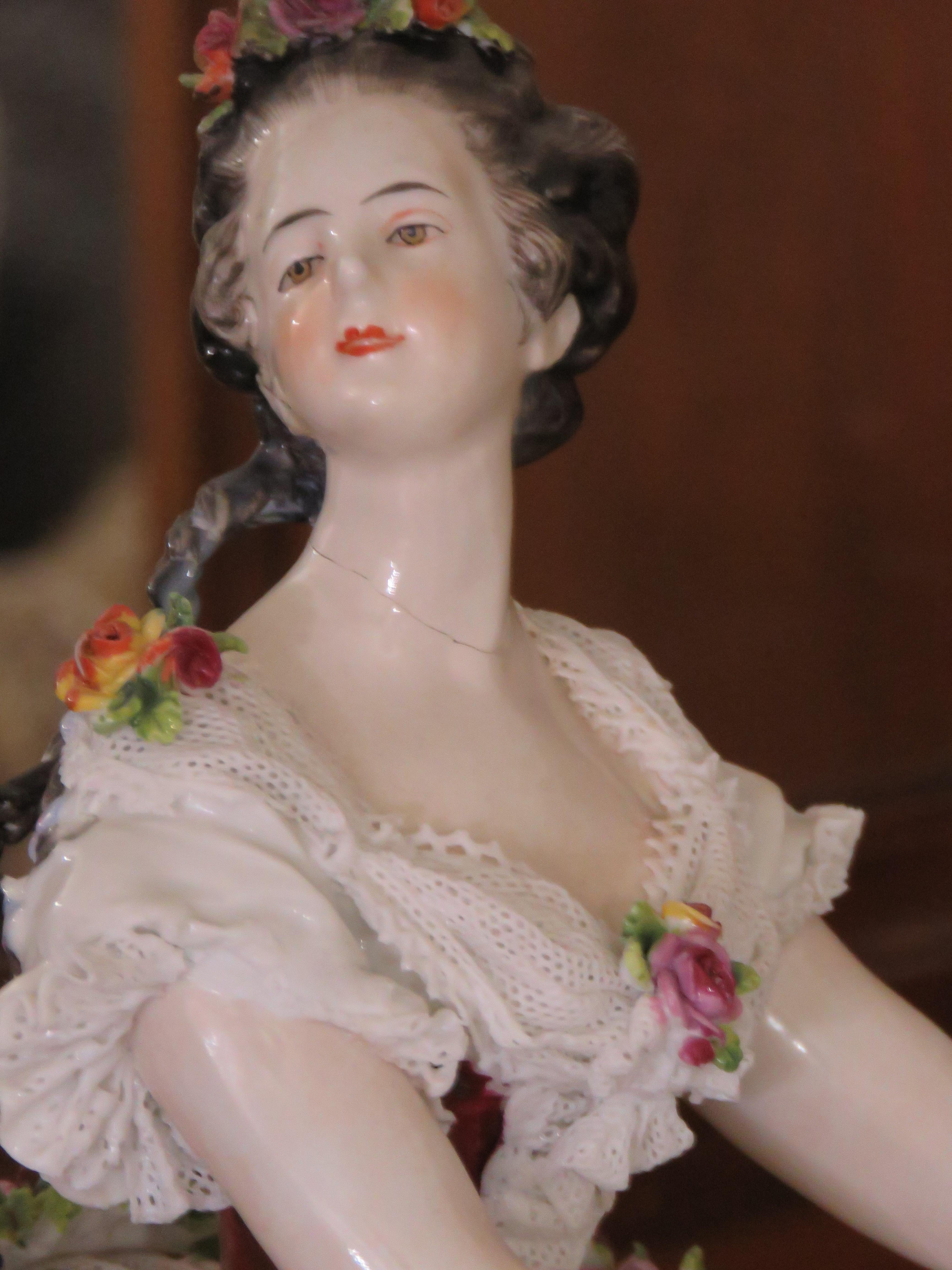 Tedesco Rara e importante tenuta del XIX secolo, grande e splendida donna in porcellana di Dresden con vestito in vendita