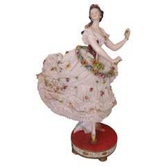 Rara e importante pieza de porcelana de Dresden Porcelain con vestido del siglo XIX