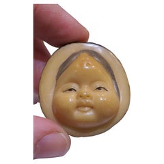 Raro e importante netsuke giapponese del XIX secolo in osso a forma di faccia di bambino
