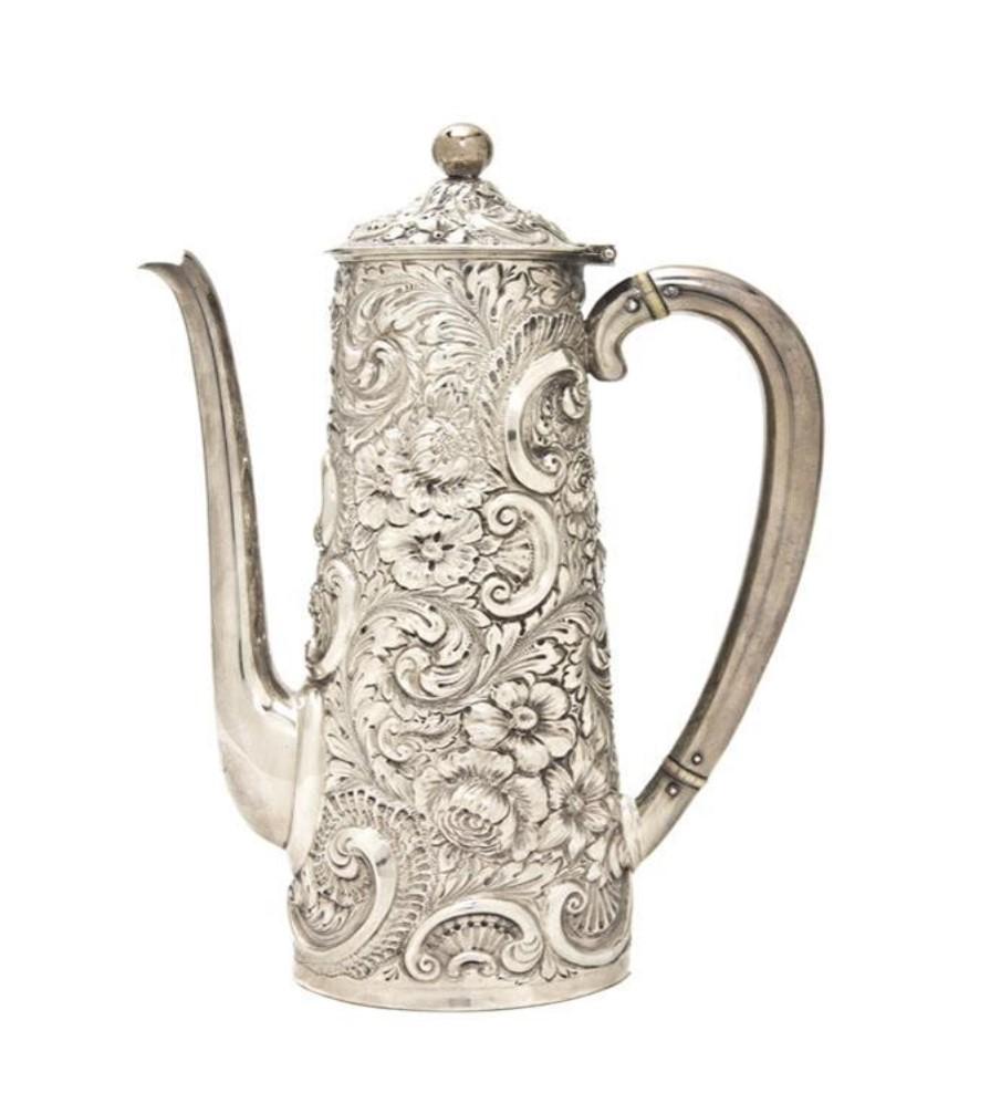 Der folgende Artikel, den wir anbieten, ist ein seltenes Monumentalstück aus dem 19. Sterling Silber Kaffee / Tee Kanne, mit Blatt und scrollwork repousse Dekoration im gesamten, die scrolling Griff mit Elfenbein Isolatoren, Basis markiert J.F.F.