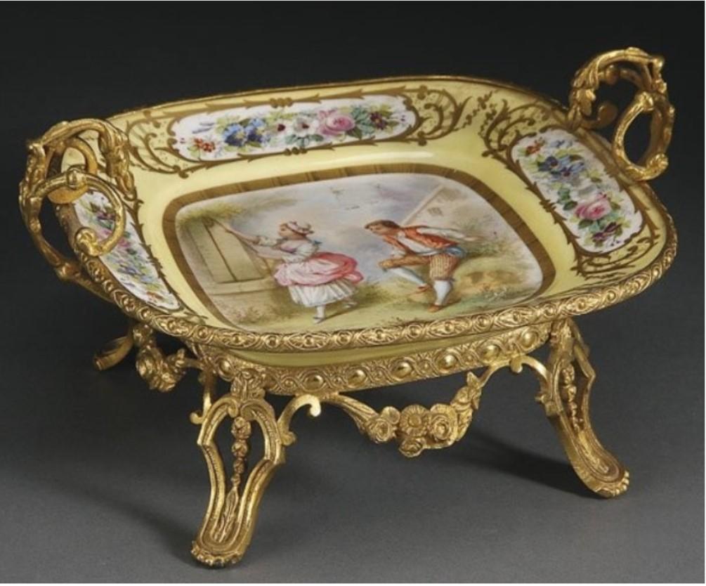 L'article suivant est une magnifique coupe en bronze doré et en porcelaine jaune de Sèvres du 19ème siècle. La scène peinte à la main d'un couple romantique signée par l'artiste sur un fond jaune citron avec des cartouches floraux, reposant sur un