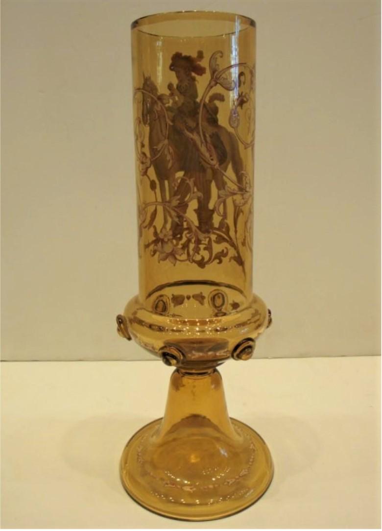Non taillé Rare et important vase européen ancien en ambre peint portrait d'une femme sur cheval en vente