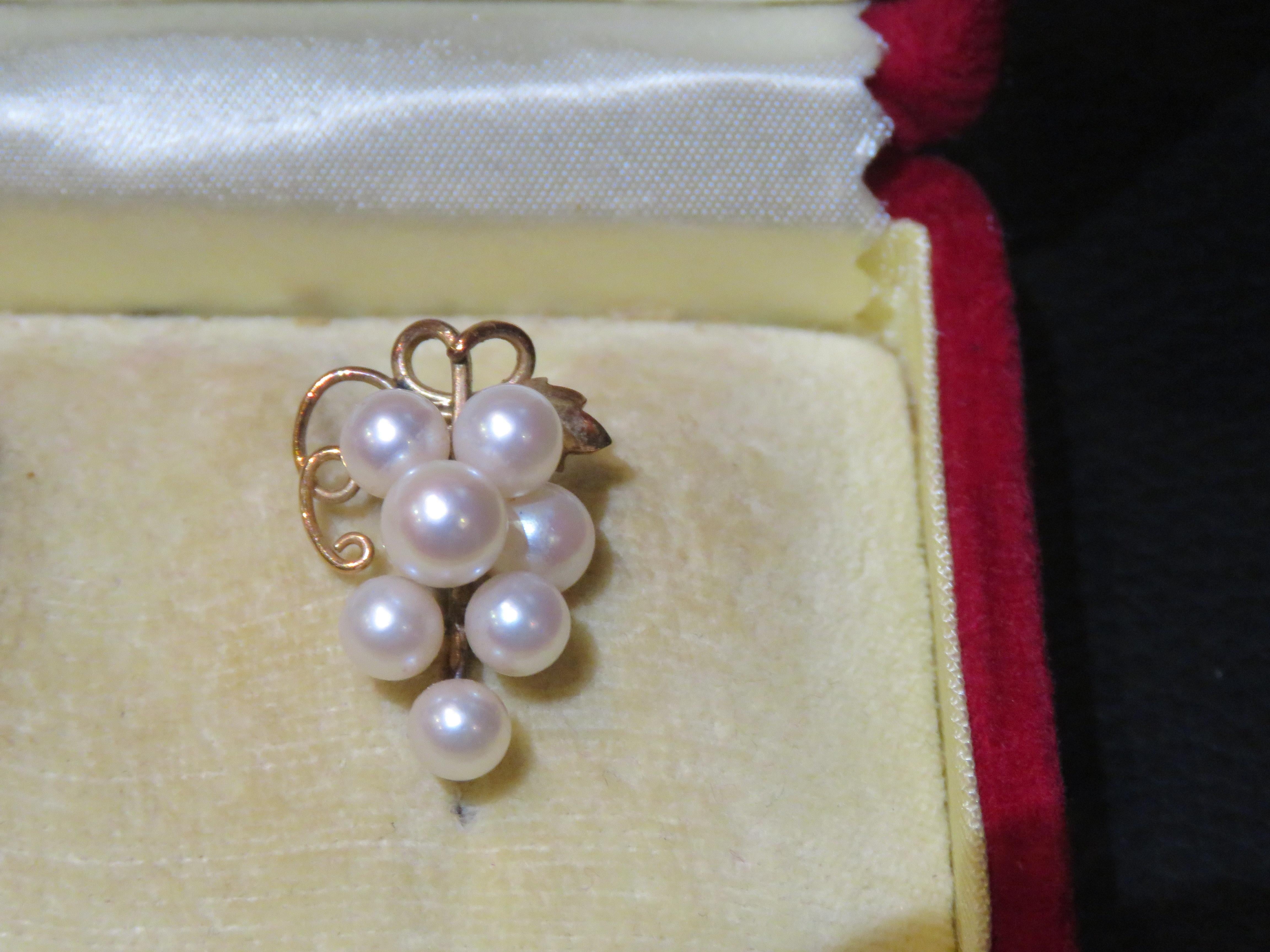 Raro Importante C 1950s 14KT Oro Japonés Fuji Pearl Cluster Grape Pendientes Corte redondo en venta