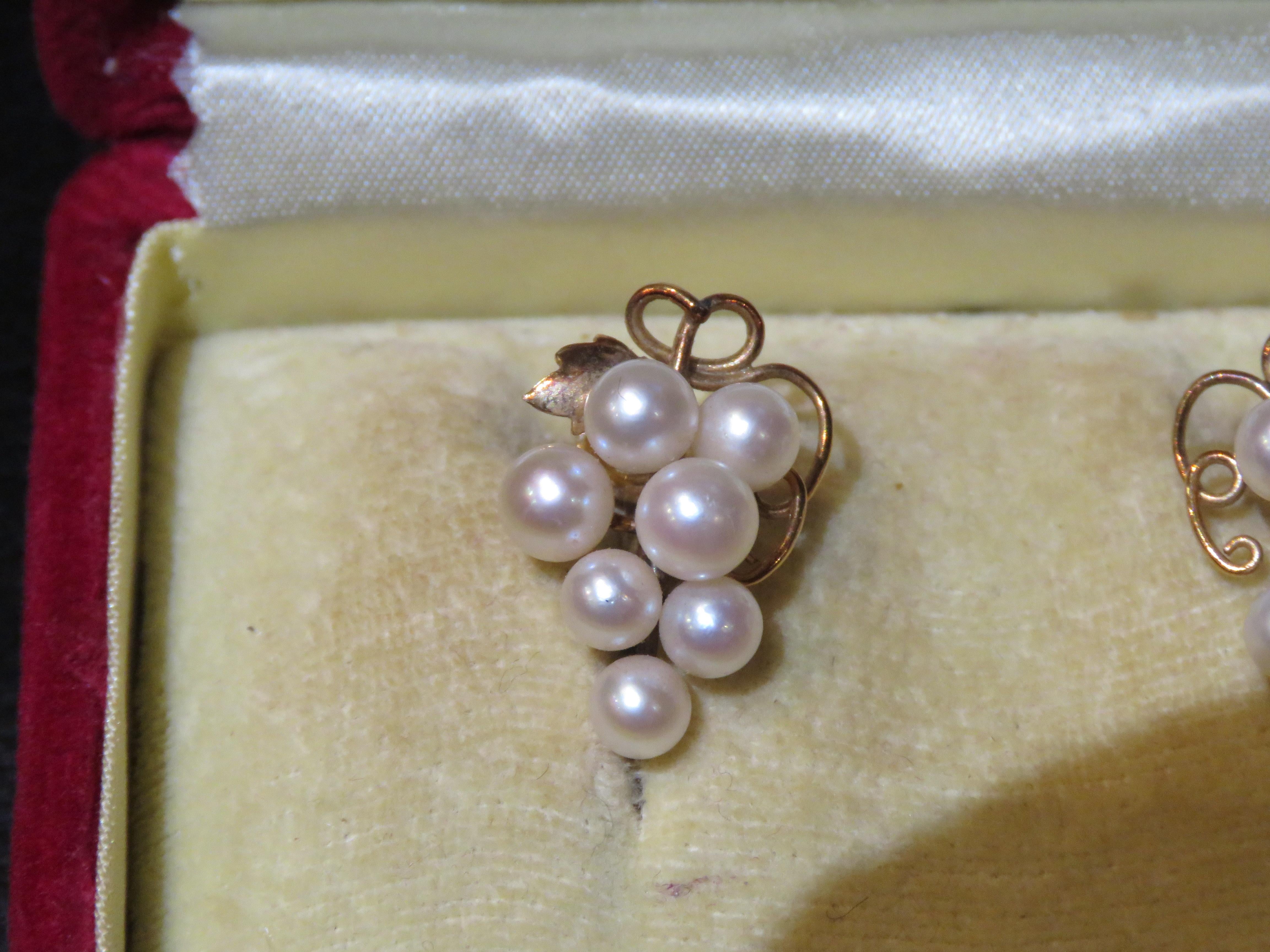 Raro Importante C 1950s 14KT Oro Japonés Fuji Pearl Cluster Grape Pendientes en Bueno estado para la venta en New York, NY