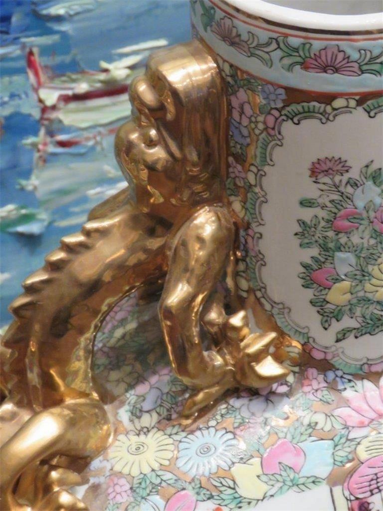 Rare et important vase chinois en porcelaine peint à la main de style Qianlong des années 1900 Unisexe en vente
